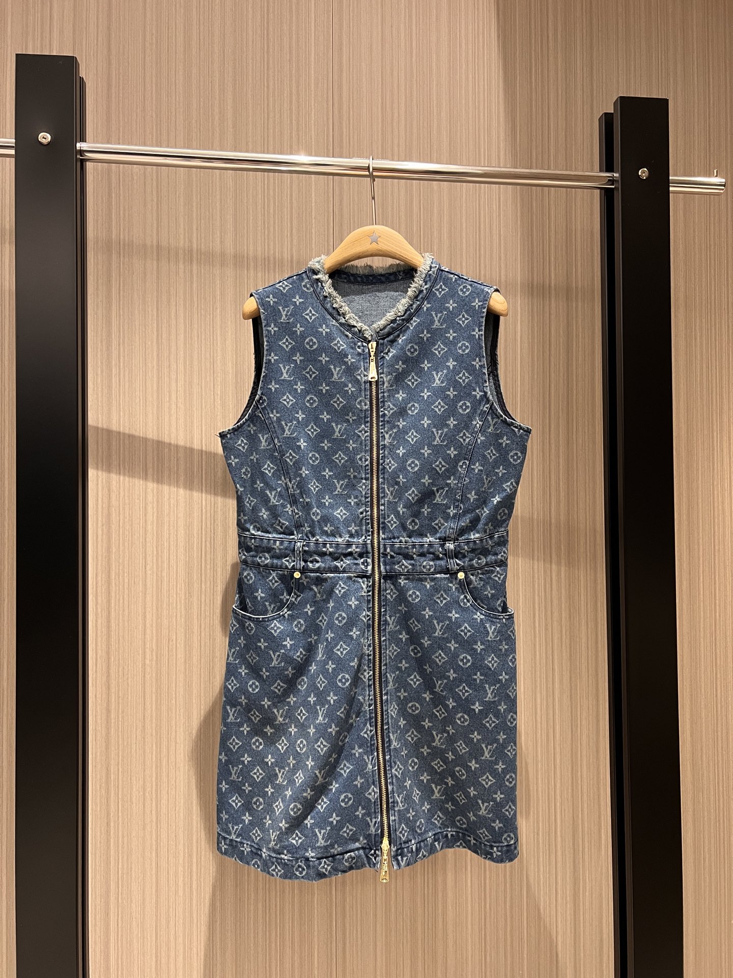 NO:317416,New classic presbyterian round neck denim dress with fashionable temperament, washing cowboy fabric, double-head zipper design, slim and slim, age-reducing versatile black and blue SML, skirts, alexander wang19860909新款经典老花毛边圆领牛仔连衣裙时尚气质 洗水牛仔面料 双头拉链设计修身显瘦 减龄百搭 黑色蓝色 SML,,skirts,alexander wang,Women's clothing