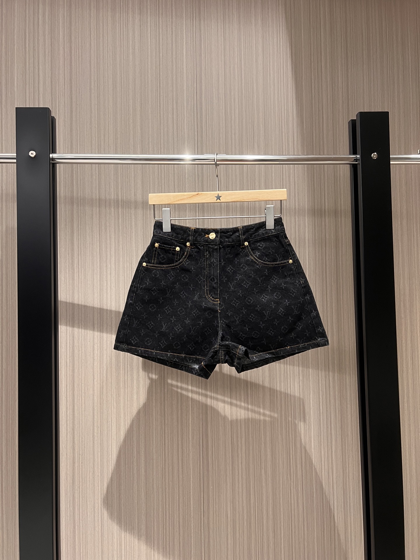 NO:317410,New old-fashioned jacquard denim shorts, wash cowboy casual and versatile, hardware accessories must be used to make molds reduce age, black and blue SML, shorts, alexander wang19860909新款老花提花牛仔短裤 洗水牛仔休闲百搭 五金配件开模经过减龄必备 黑色蓝色 SML,,shorts,alexander wang,Women's clothing