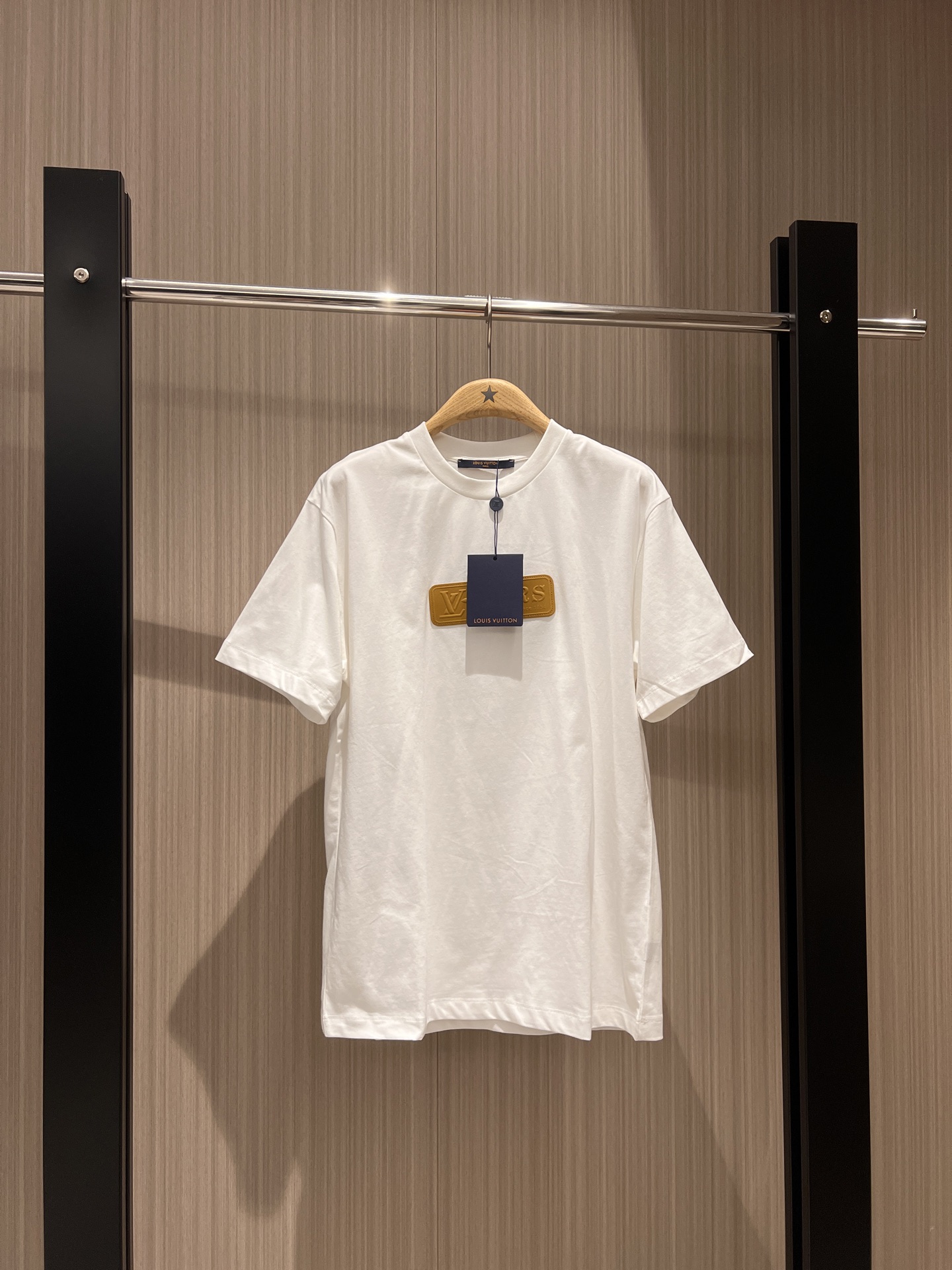 NO:317398,New chest logo large sign decorative T-shirt Simple and fashionable small label behind, echoing loose and casual black and white SML, tees, t-shirt, alexander wang19860909新款胸前logo大标牌装饰T恤 简约时尚背后小标 前后呼应宽松休闲 黑色白色 SML,,tees，t-shirt,alexander wang,Women's clothing