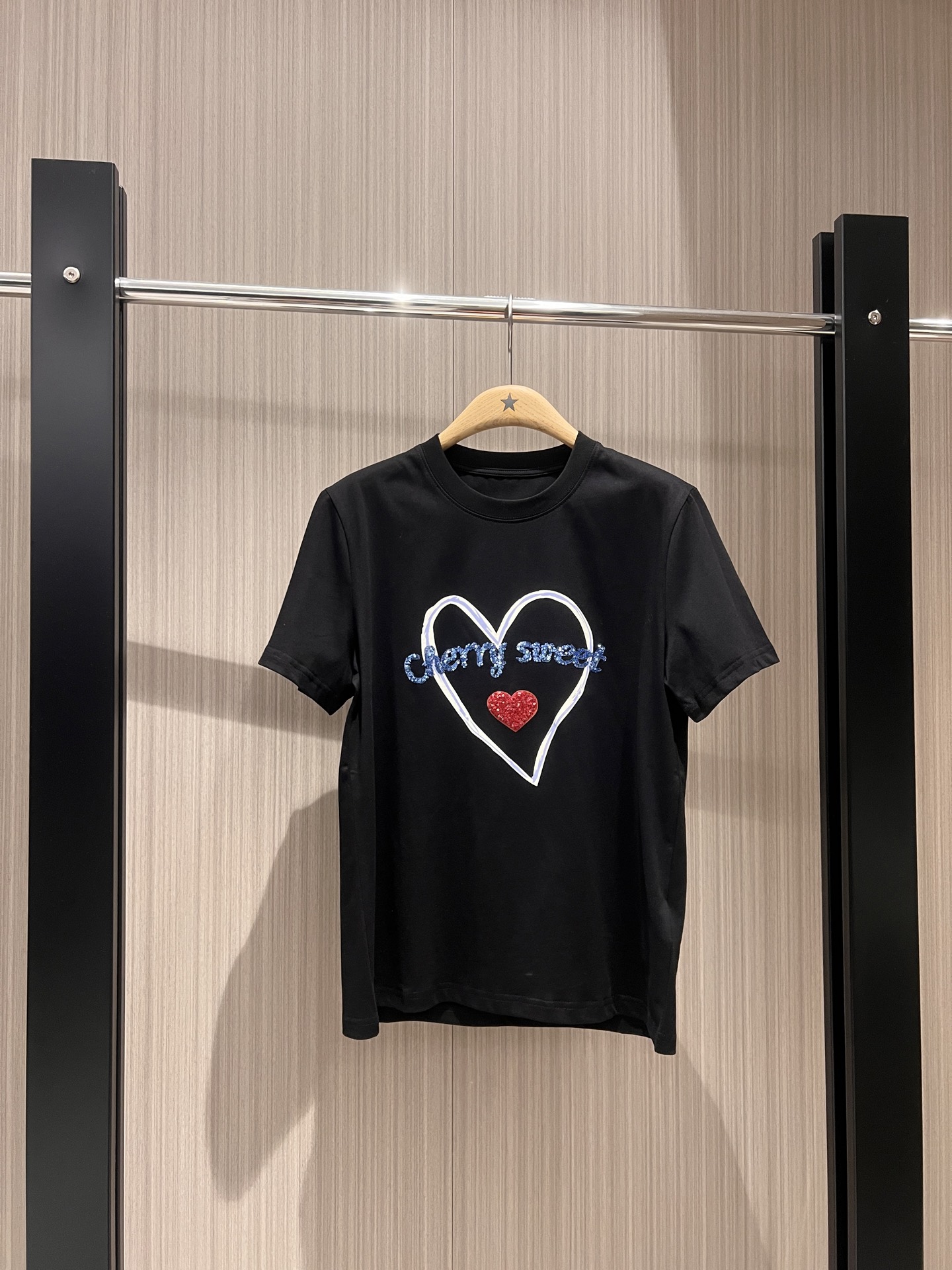 NO:318359,New embroidered sequin love T-shirt, exquisite and fashionable, age-reducing, black and white SML, tees, t-shirt, alexander wang19860909新款刺绣亮片爱心T恤 精致时尚减龄必备 黑色白色SML,,tees，t-shirt,alexander wang,Women's clothing