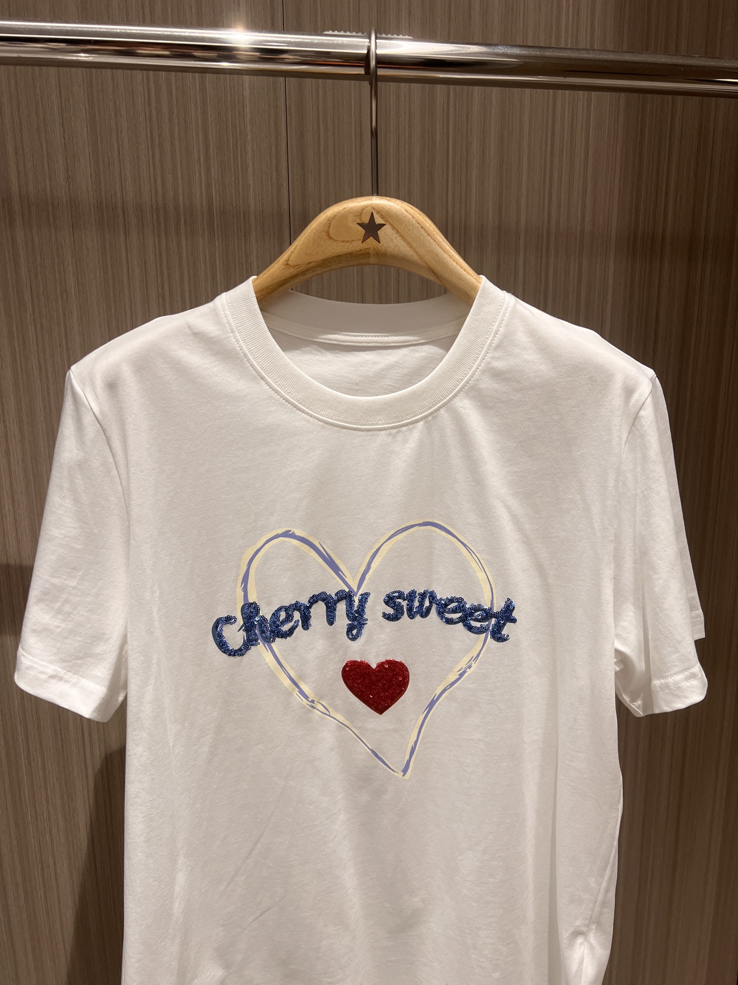 NO:318353,New embroidered sequin love T-shirt, exquisite and fashionable, age-reducing, black and white SML, tees, t-shirt, alexander wang19860909新款刺绣亮片爱心T恤 精致时尚减龄必备 黑色白色SML,,tees，t-shirt,alexander wang,Women's clothing