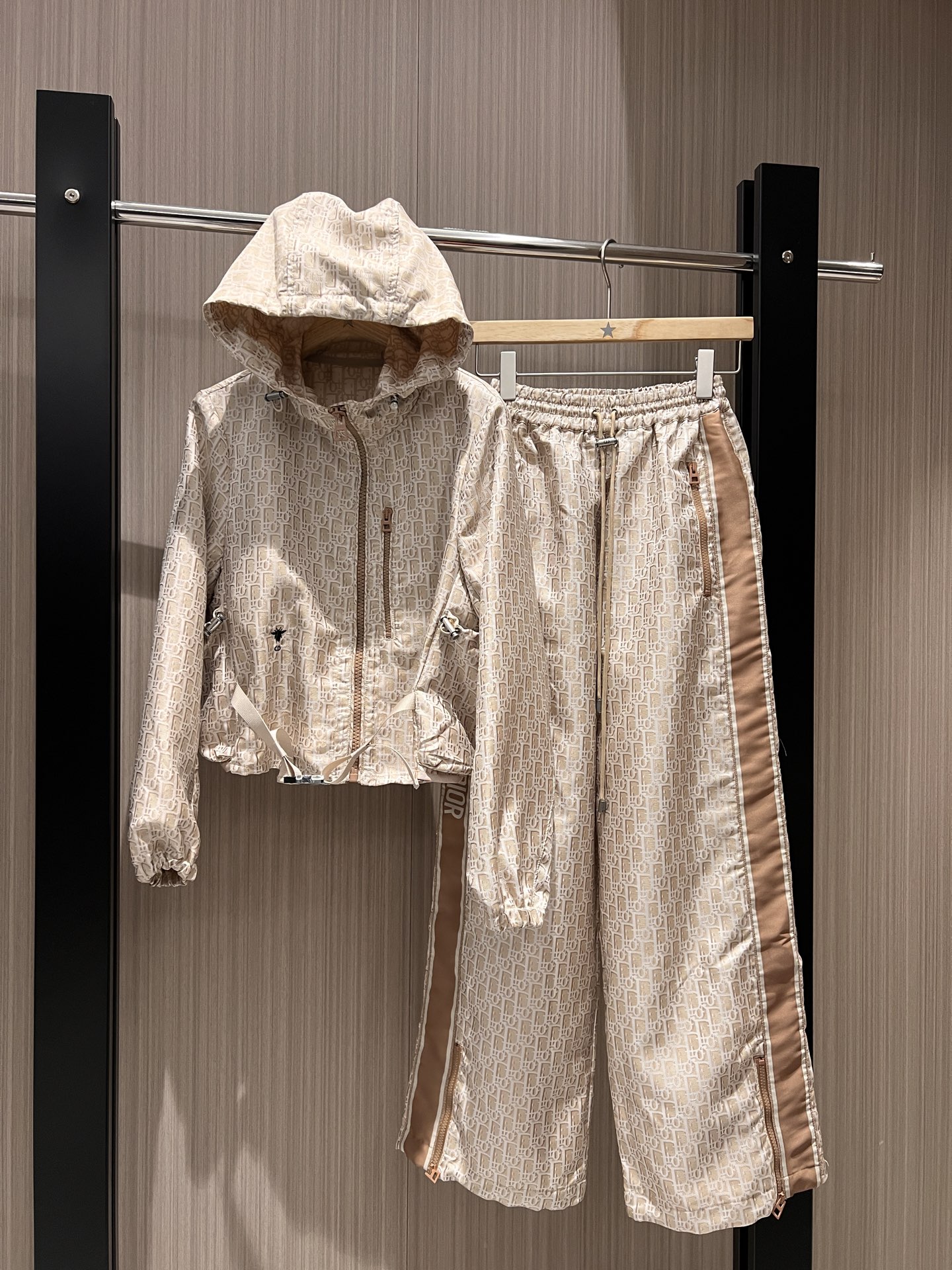 NO:318347,New old-fashioned hooded windbreaker, loose belt-fitting jacket, CD bee embroidered hat, non-removable, drawstring pocket decoration on both sides, classic logo webbing decoration, fashionable and casual, age-reducing essentials, can be matched with the same series of casual pants, SML, jackets & coats,hats,alexander wang19860909新款老花连帽风衣 宽松可系腰带调节外套 CD小蜜蜂刺绣帽子不可拆卸 两侧抽绳口袋装饰 背后经典logo织带装饰时尚休闲 减龄必备 可搭同系列休闲裤SML,,jackets & coats,hats,alexander wang,Women's clothing