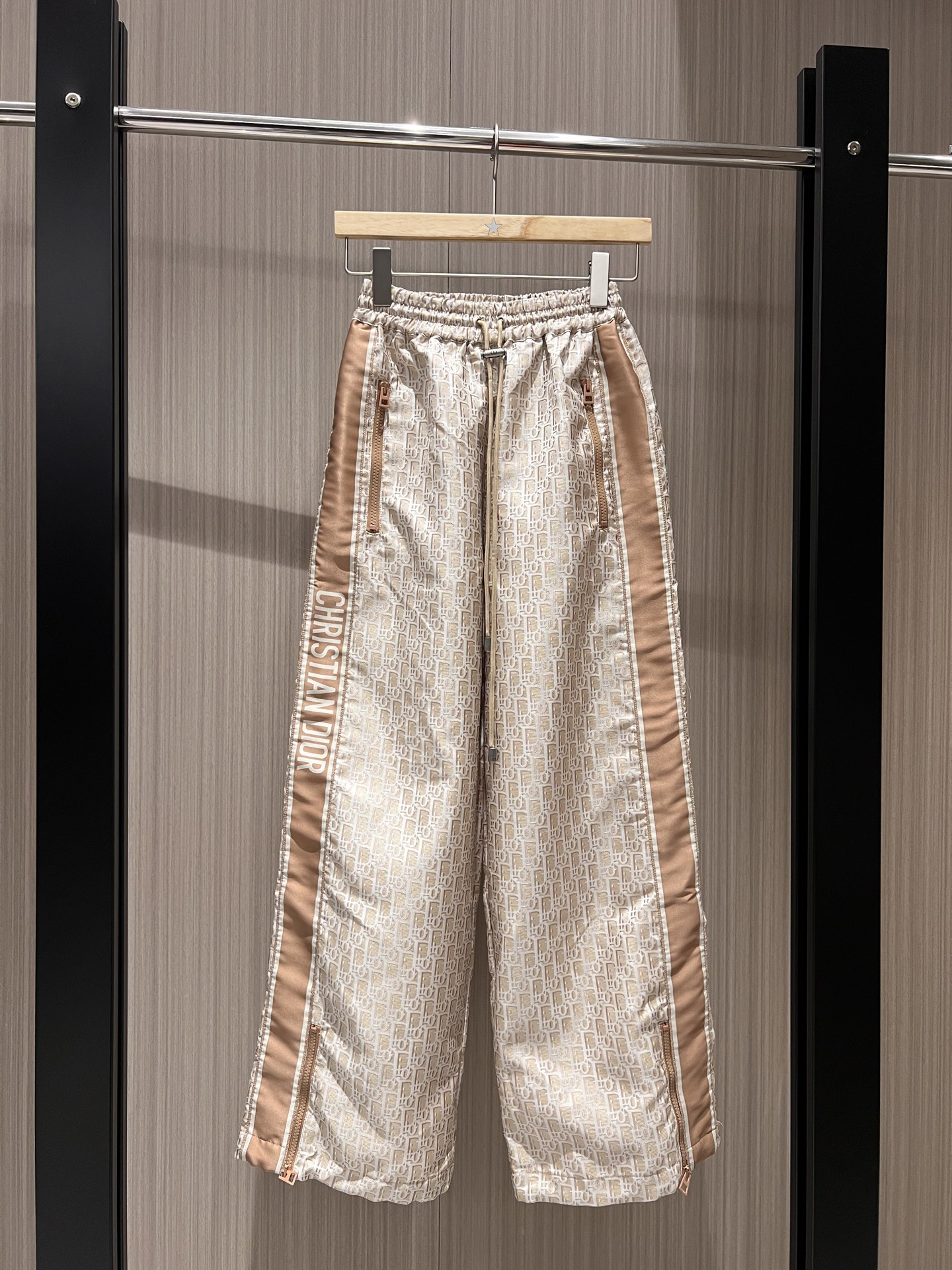 NO:318344,New classic letter logo webbing decoration, tight waist wide-leg casual pants drawstring lace, logo webbing on both sides, zippers with trousers, slits, drawstrings, fashionable, slimming, loose and casual, age-reducing versatile, can be worn with the same jacket SML,, jackets & coats,alexander wang19860909新款经典字母logo织带装饰 紧腰阔腿休闲裤抽绳系带 两侧拼logo织带 裤脚拉链可开叉 抽绳收口 时尚显瘦宽松休闲 减龄百搭 可搭同款外套 SML,,jackets & coats,alexander wang,Women's clothing