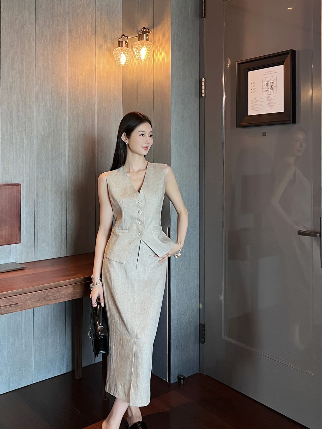 NO:318338,Top skirt new LP old-fashion style embroidered V-neck vest with straight skirt linen cotton texture lazy old-fashion style fashionable commuting vacation and casual slim white khaki SML, loro piana, skirts, alexander wang19860909上衣半裙新款LP老钱风刺绣V领马甲搭配直筒半裙 麻棉质地慵懒老钱风 时尚通勤度假休闲 修身显瘦 白色卡其 SML,,loro piana,skirts,alexander wang,Women's clothing