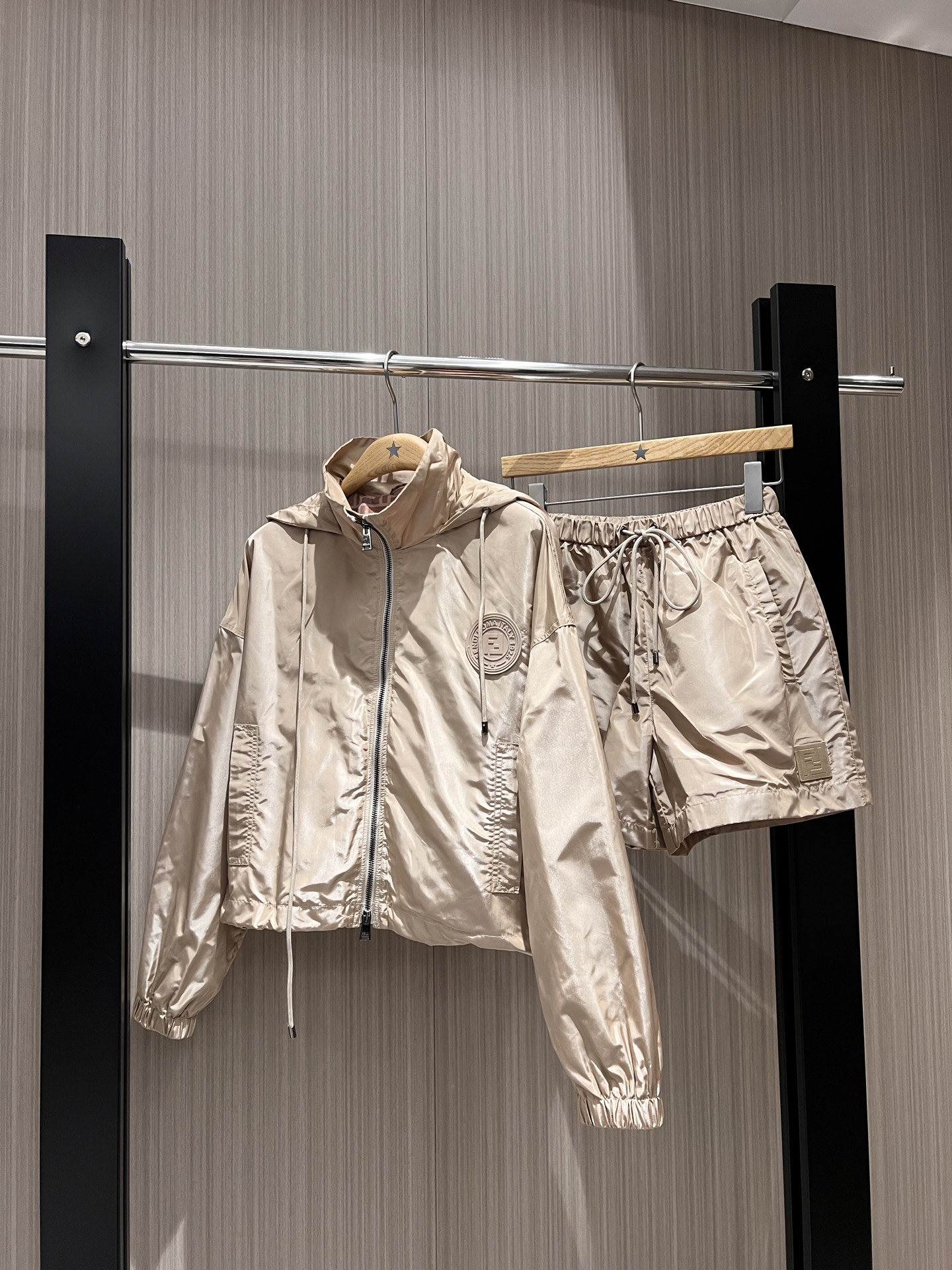 NO:318361,New double F lined stand collar sports suit Hooded nylon jacket elastic waist shorts drawstring elastic waist double F adhesive logo logo handsome casual sweet and cool versatile age-reducing fashion set SML, shorts, jackets & coats, jackets & coats, hats, alexander wang19860909新款双F内衬立领运动套装 连帽尼龙外套夹克松紧腰短裤 抽绳弹力收腰 双F胶牌logo标志 帅气休闲 甜酷百搭 减龄时尚 一套出 SML,,shorts,jackets & coats,jackets & coats,hats,alexander wang,Women's clothing