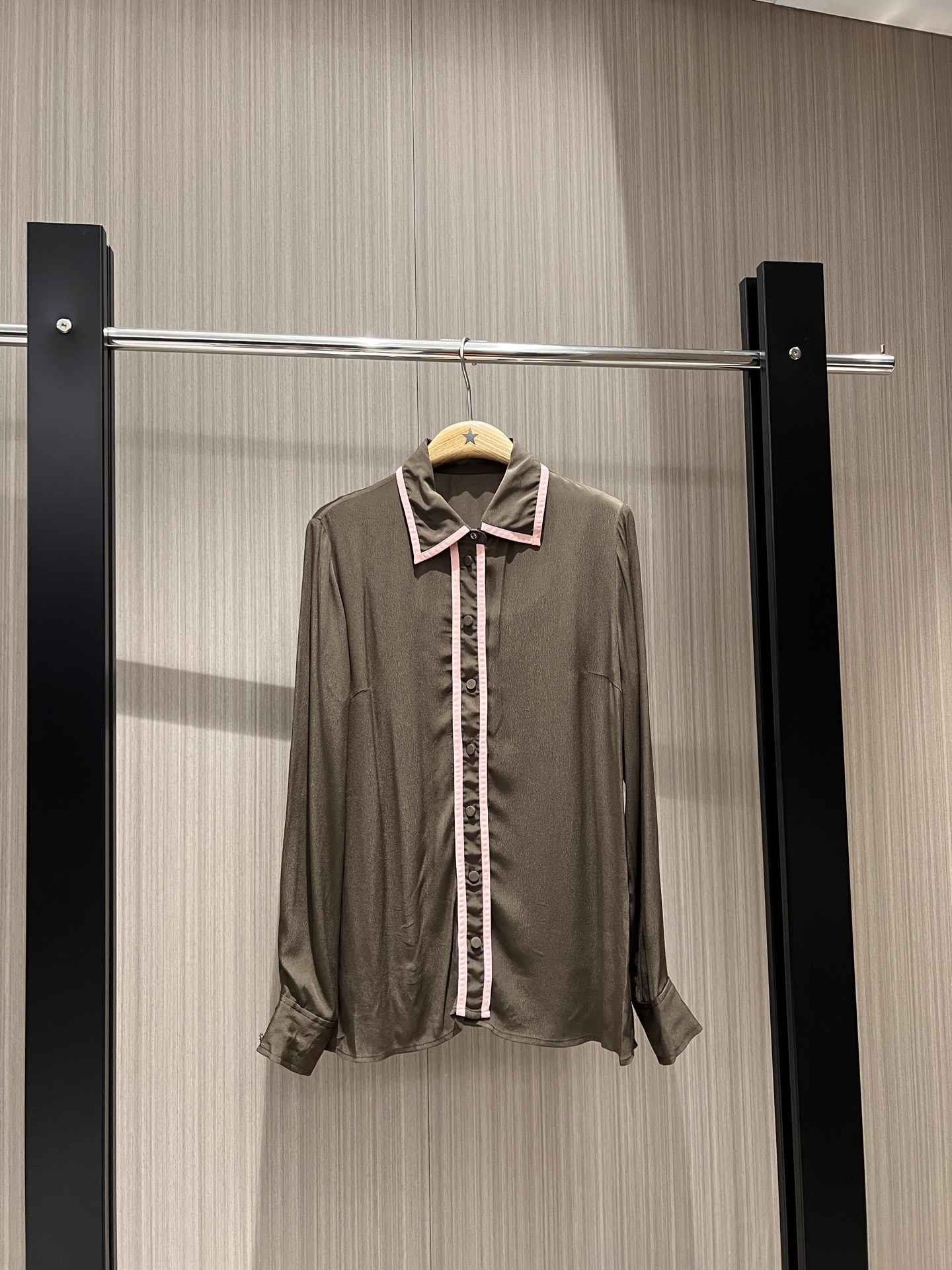 NO:318355,New style of the coming color commuter shirt, delivery suspender lining loose and casual, fashionable and versatile, age-reducing temperament, white and green writing SML, alexander wang19860909新款来袭撞色边通勤衬衣 配送吊带内衬宽松休闲 时尚百搭 减龄气质白色写绿 SML,,alexander wang,Women's clothing