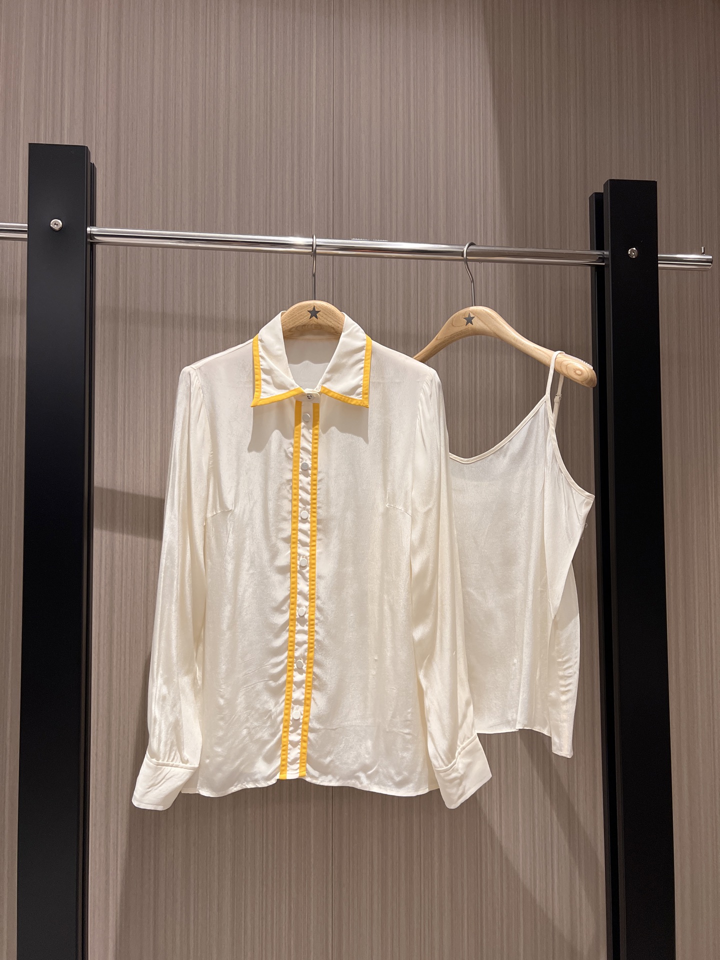 NO:318349,New style of the coming color commuter shirt, delivery suspender lining loose and casual, fashionable and versatile, age-reducing temperament, white and green writing SML, alexander wang19860909新款来袭撞色边通勤衬衣 配送吊带内衬宽松休闲 时尚百搭 减龄气质白色写绿 SML,,alexander wang,Women's clothing