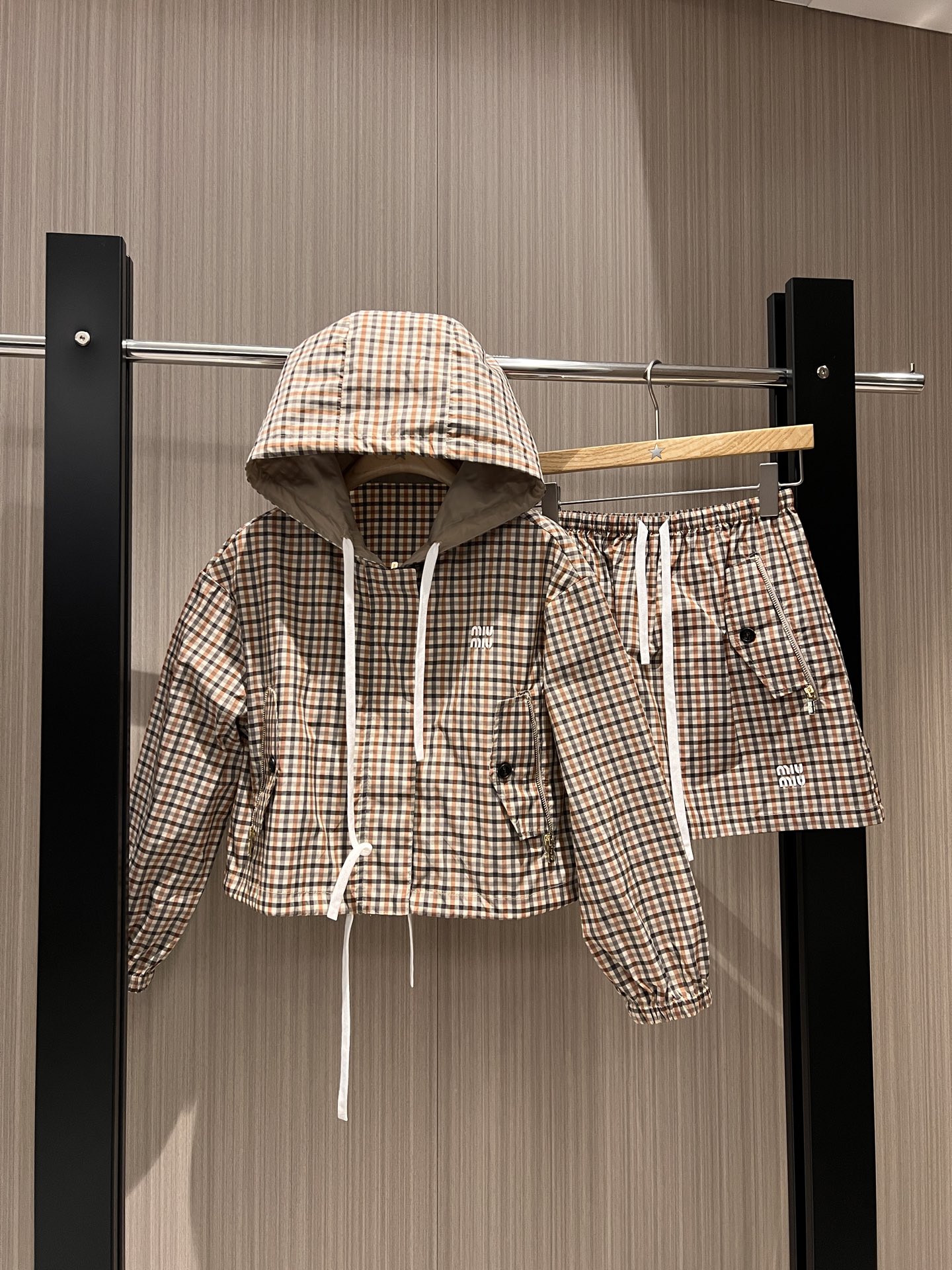 NO:332671,New Hong Enca the same mountain miu style retro British plaid hooded short windbreaker jacket elastic waist A-line skirt shorts lining hem drawstring design waist-retractable casual academy age-reducing cute and not picky SML jacket, miumiu, skirts, shorts, jackets & coats, hats, alexander wang19860909新款洪恩採同款山系miu风 复古英伦格纹连帽短款风衣外套松紧腰A字半裙 短裤内衬 下摆抽绳设计 可收腰 休闲学院减龄 可爱不挑人 SML 外套,,miumiu,skirts,shorts,jackets & coats,hats,alexander wang,Women's clothing