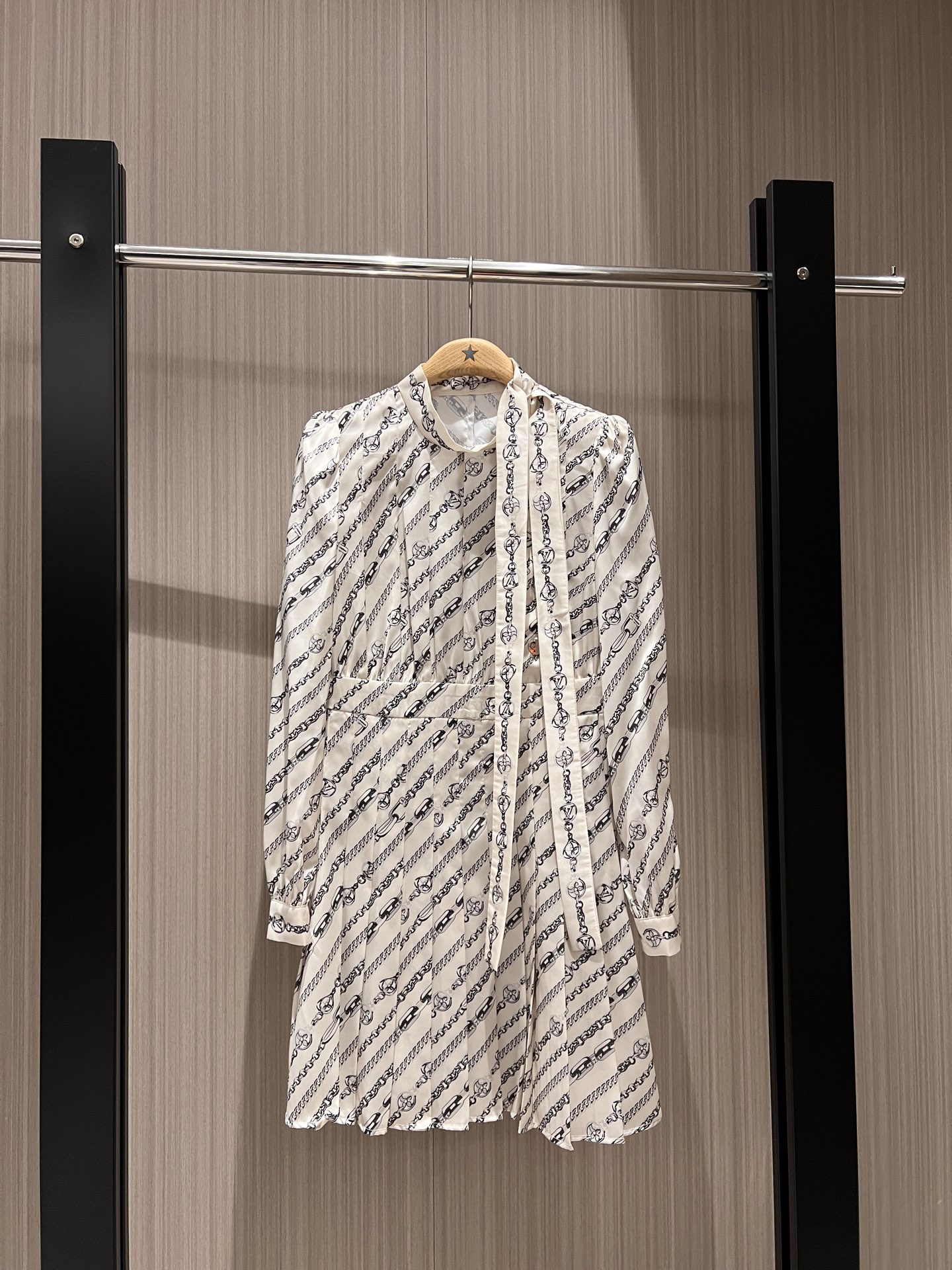 NO:318340,New style of the new chain print asymmetrical breasted bow decorative dress, striped design spliced ​​pleated waist slim fit, simple temperament, elegant age reduction SML, skirts, alexander wang19860909新款来袭链条印花不对称排扣系蝴蝶结装饰连衣裙 打条设计拼接百褶收腰修身 简约气质 优雅减龄 SML,,skirts,alexander wang,Women's clothing