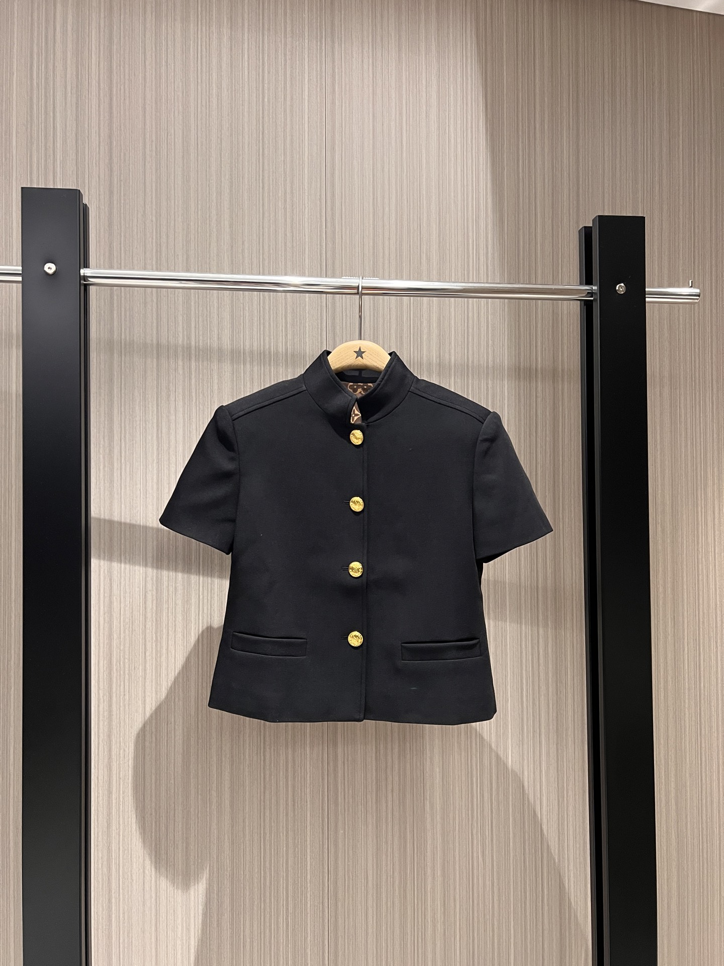 NO:318336,New style is coming up with stand-up collar gold button short half-sleeved jacket classic presbyterian lining, fashionable and simple, commuting versatile, age-reducing slimming SML,, jackets & coats, alexander wang19860909新款来袭立领金扣短款半袖小外套经典老花内衬 时尚简约 通勤百搭 减龄显瘦SML,,jackets & coats,alexander wang,Women's clothing