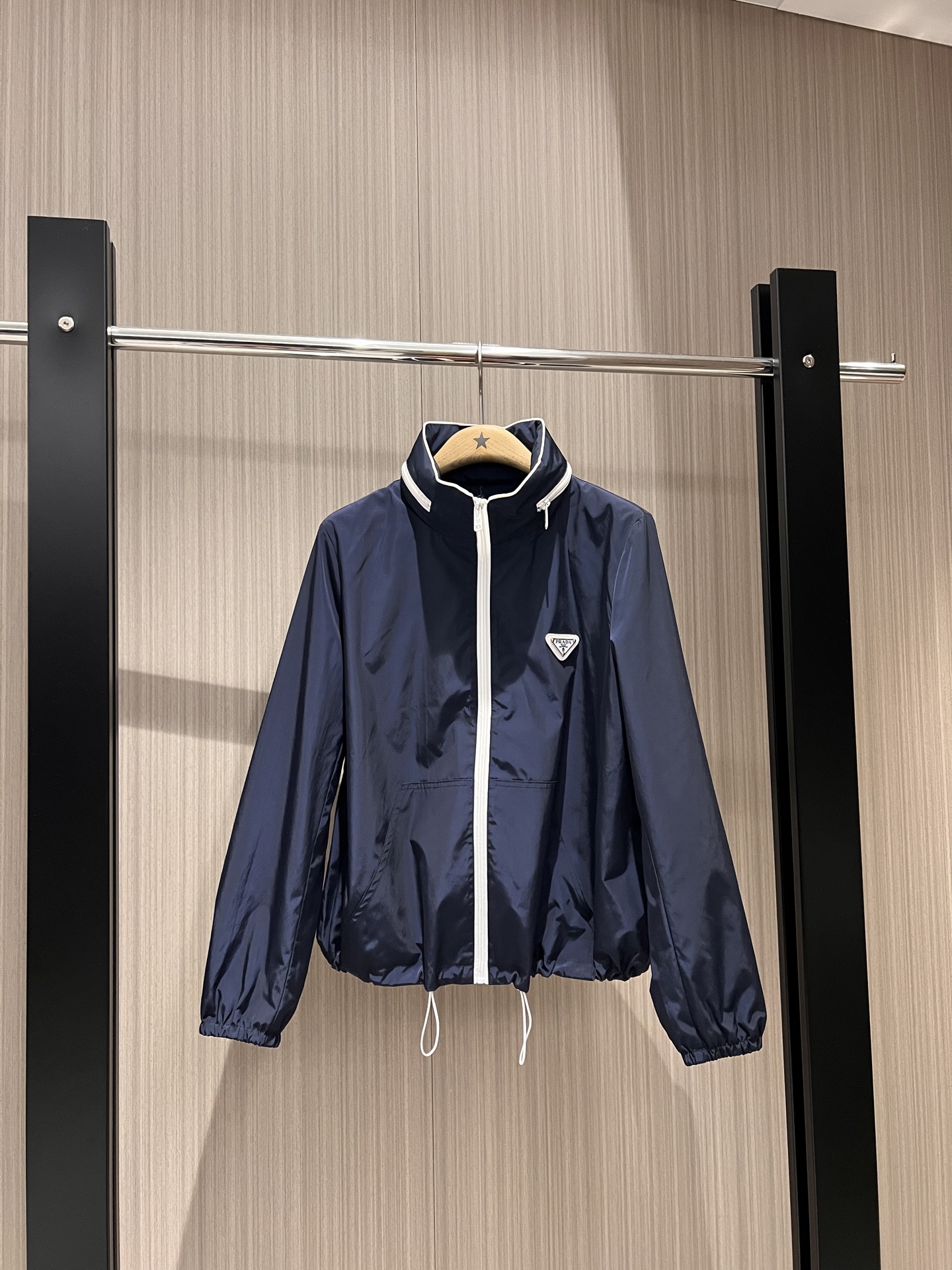NO:318330,New storm stand-alone nylon hooded jacket, sunscreen windbreaker, hat can be stored, hem drawstring, chest triangle badge logo decorative pocket casual and versatile, dark blue khaki S-XL,, jackets & coats, jackets & coats,hats,alexander wang19860909新款冲冲立领尼龙连帽外套夹克 防晒风衣 帽子可收纳 下摆抽绳 胸前三角徽章logo装饰口袋休闲百搭 深蓝卡其 S-XL,,jackets & coats,jackets & coats,hats,alexander wang,Women's clothing