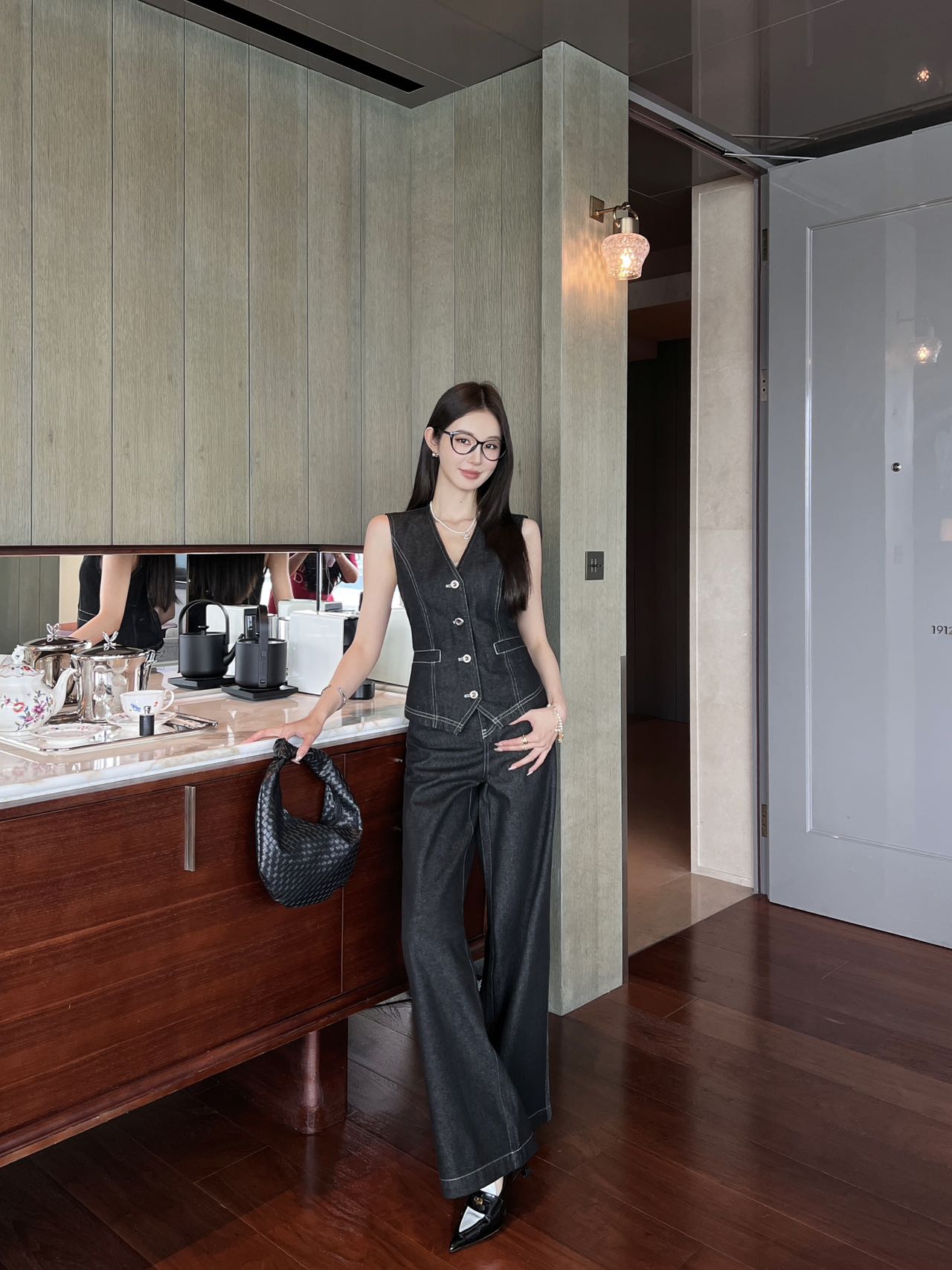 NO:318324,New vest pants LP classic old money style V-neck vest bright line denim top denim straight pants wide-leg pants embroidered logo logo capable and handsome commuting fashionable sweet cool age-reducing black and white SML, loro piano, alexander wang19860909马甲裤子新款LP经典老钱风 V领马甲明线牛仔上衣牛仔直筒裤阔腿裤 刺绣logo徽标 干练帅气 通勤时尚甜酷减龄 黑色白色 SML,,loro piana,alexander wang,Women's clothing