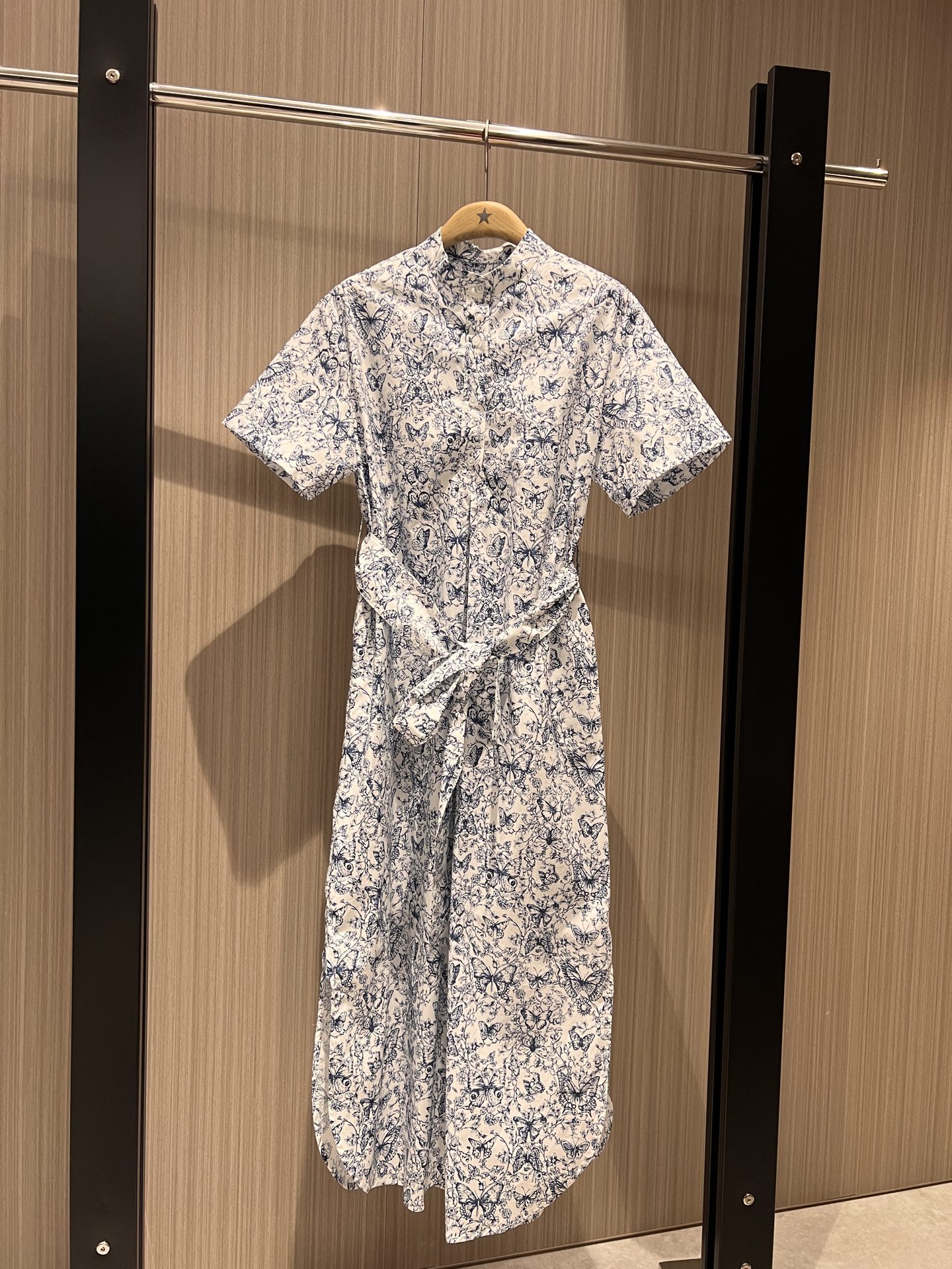 NO:318318,New butterfly printed small stand-up collar short-sleeved dress with long skirt with belt and waist to make it look slim. Loose and casual. Temperament age-reducing skirt with slits on both sides. SML, skirts, T-shirt, alexander wang19860909新款蝴蝶印花小立领短袖连衣裙长裙系腰带收腰显瘦 宽松休闲 气质减龄裙摆两侧开叉 SML,,skirts,T-shirt,alexander wang,Women's clothing