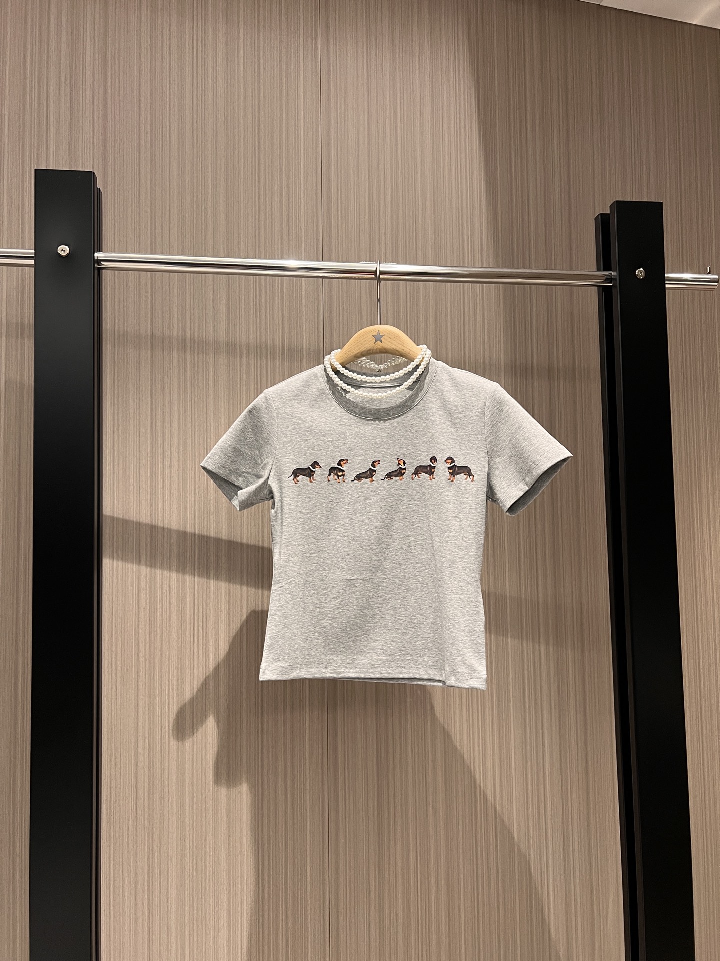 NO:318317,Jennie's same pearl necklace decorative dachshund dog T-shirt small style hand-ordered beads slim and slim short high-waisted gray white SML, tees, t-shirt, necklace, alexander wang19860909Jennie同款珍珠项链装饰腊肠狗T恤小版型 手工订珠 修身显瘦 短款高腰灰色白色 SML,,tees，t-shirt,necklace,alexander wang,Women's clothing
