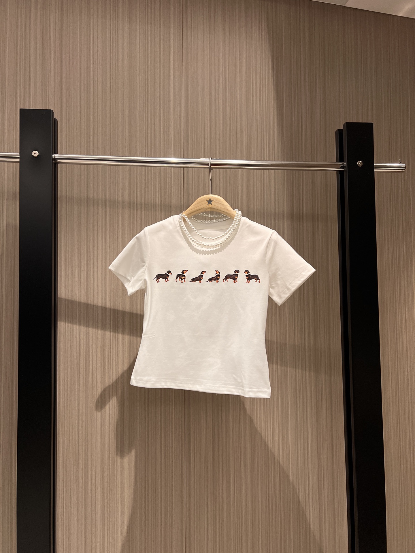 NO:318313,Jennie's same pearl necklace decorative dachshund dog T-shirt small style hand-ordered beads slim and slim short high-waisted gray white SML, tees, t-shirt, necklace, alexander wang19860909Jennie同款珍珠项链装饰腊肠狗T恤小版型 手工订珠 修身显瘦 短款高腰灰色白色 SML,,tees，t-shirt,necklace,alexander wang,Women's clothing