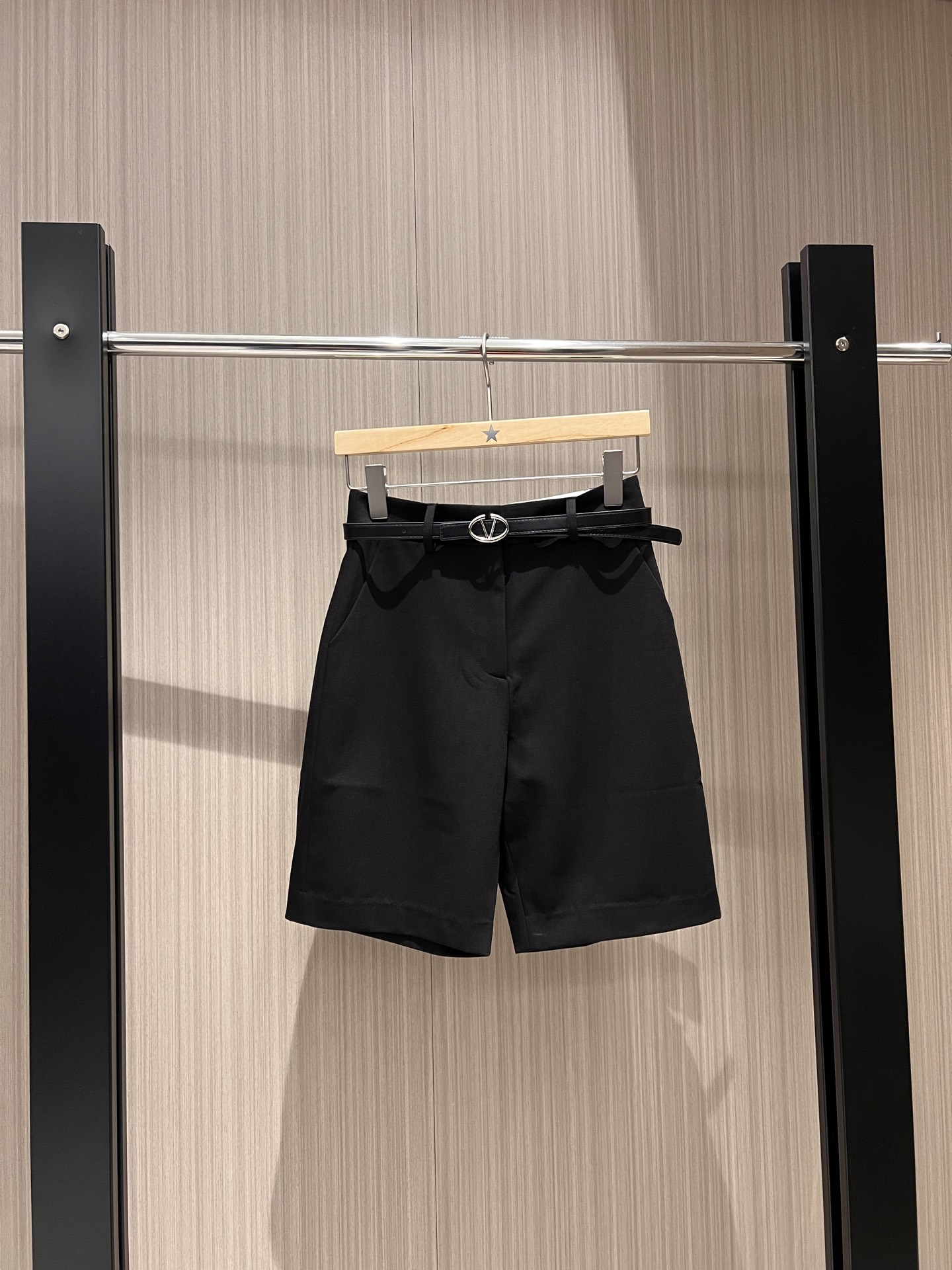 NO:318307,New V letter logo belt decoration simple suit mid-trousers five-point shorts minimal commuting handsome and fashionable sweet and versatile versatile versatile SML, shorts, business suit, alexander wang19860909新款来袭v字母logo腰带装饰简约西装中裤 五分短裤极简通勤 帅气时髦 甜飒百搭万能百搭神 SML,,shorts,business suit,alexander wang,Women's clothing