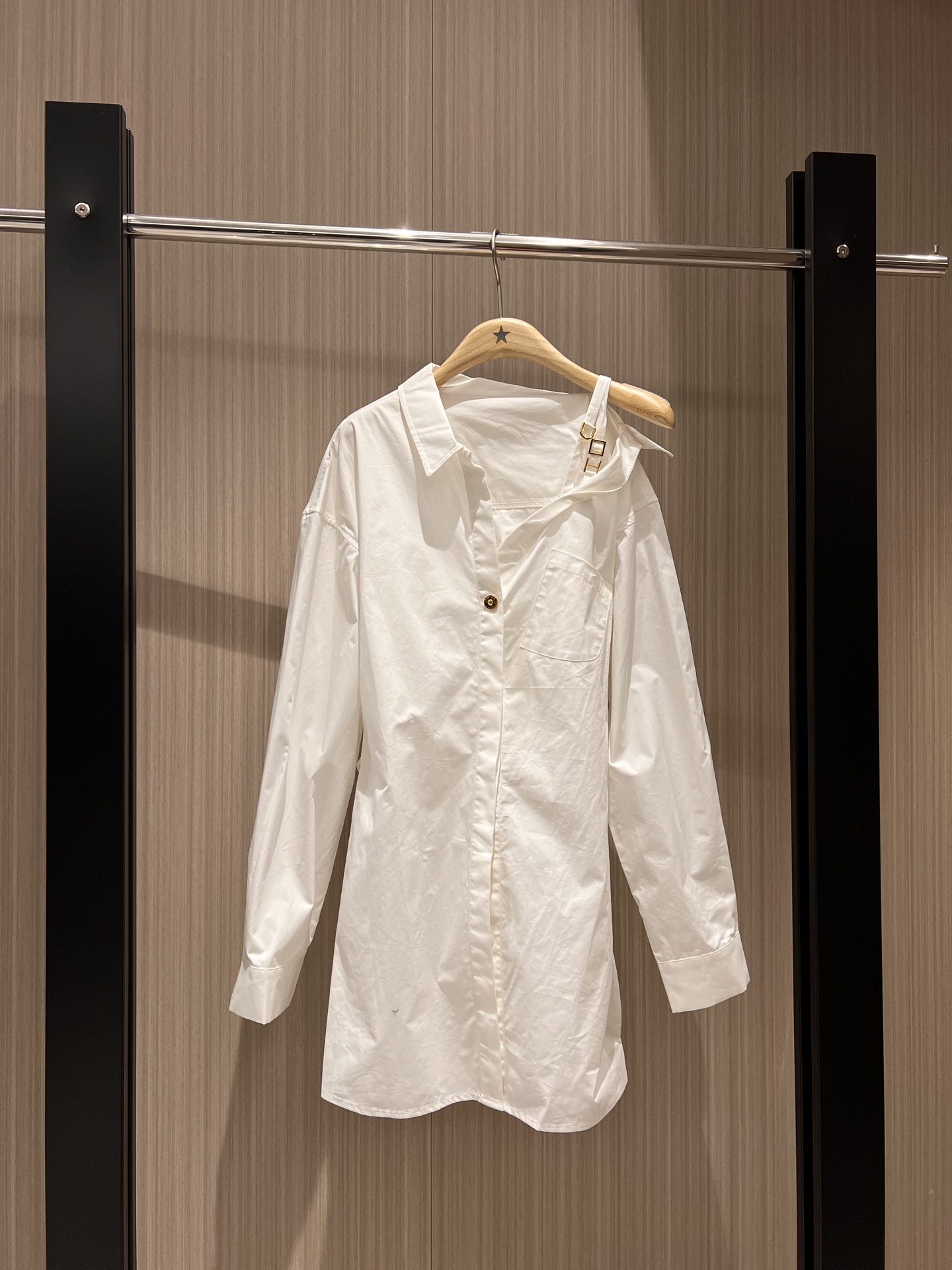 NO:318300,New Charmaine Sheh, Wang Xinling, Bailu, single-sided suspender off-shoulder shirt dress with belt design adjustable waist slimming waist, small gold buckle on the chest, fashionable and slim, full aura, black and white SML, skirts, alexander wang19860909新款佘诗曼 王心凌白鹿同款 单边吊带露肩衬衣裙连衣裙有腰带设计可调节收腰 收腰显瘦 胸前小金扣点缀 时尚修身 气场十足 黑色白色 SML,,skirts,alexander wang,Women's clothing