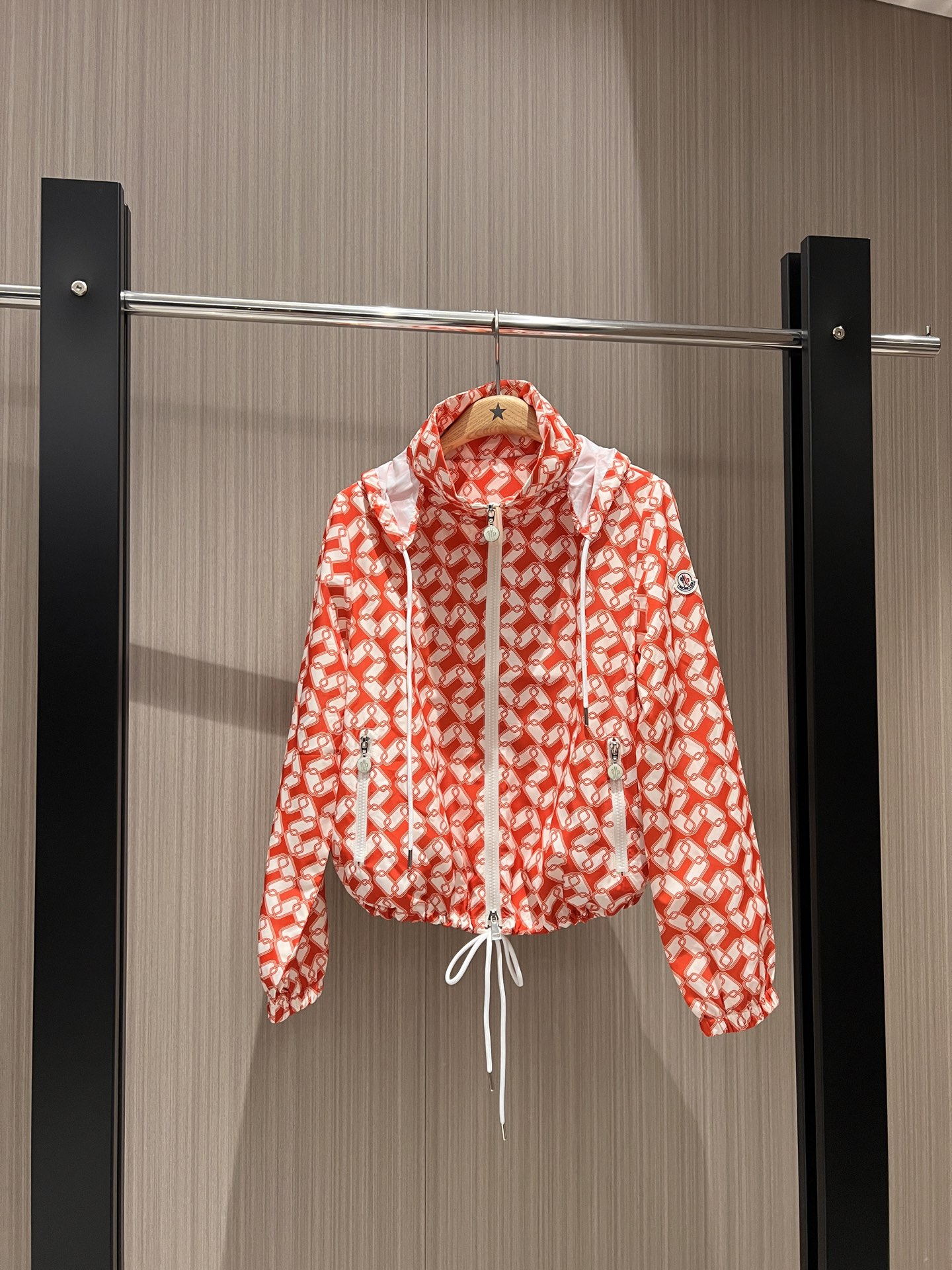 NO:318296,New style of storm stand collar hooded geometric printed jacket, sunscreen windbreaker hat can be stored, hem drawstring waist, zipper pockets on both sides, classic armbands, hardware accessories mold opening, casual and versatile, red dark blue S-XL,, jackets & coats, jackets & coats,hats,alexander wang19860909新款冲冲立领连帽几何印花外套夹克 防晒风衣帽子可收纳 下摆抽绳收腰 两侧拉链口袋经典袖标 五金配件开模 休闲百搭 红色深蓝 S-XL,,jackets & coats,jackets & coats,hats,alexander wang,Women's clothing