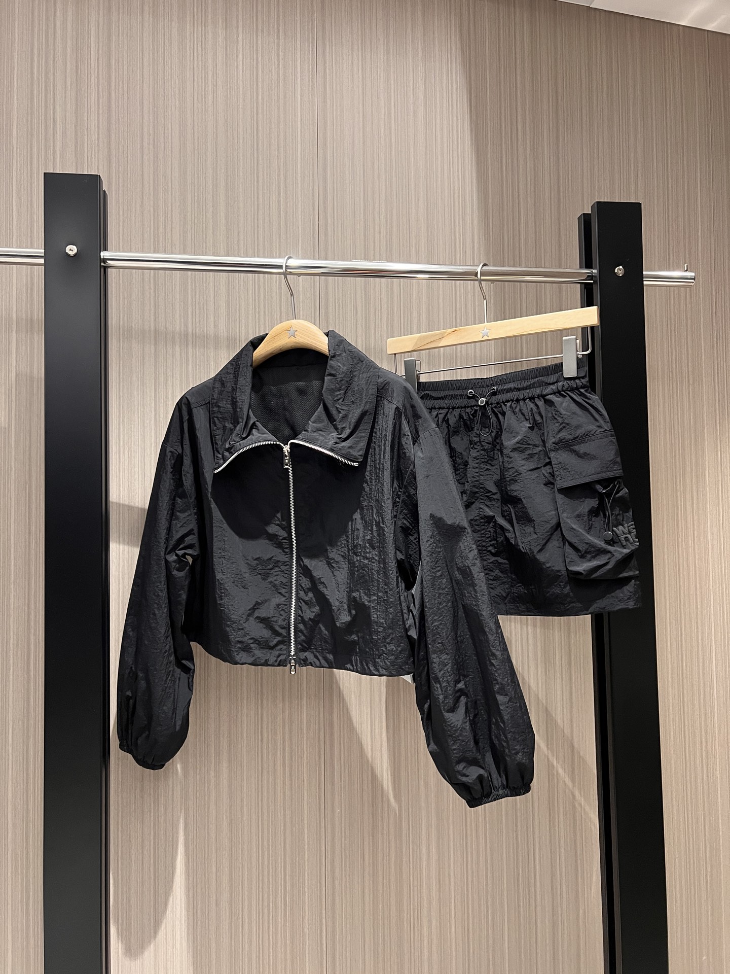 NO:318286,New Big King Lapel Casual Sports Set Nylon Fabric Breathable Mesh Lining Zipper Jacket Elastic Skirts Large Pocket Decoration on both sides Casual Sun Protection Outdoor Sports Age-reducing versatile Gray Black SML,,alexander wang,skirts,jackets & coats,alexander wang19860909新款大王大翻领休闲运动套装尼龙面料 透气网眼内衬 拉链外套松紧腰半裙 两侧大口袋装饰 休闲防晒 户外运动 减龄百搭 灰色黑色色 SML,,alexander wang,skirts,jackets & coats,alexander wang,Women's clothing