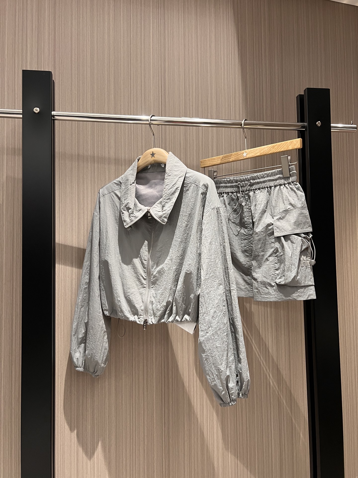 NO:318282,New Big King Lapel Casual Sports Set Nylon Fabric Breathable Mesh Lining Zipper Jacket Elastic Skirts Large Pocket Decoration on both sides Casual Sun Protection Outdoor Sports Age-reducing versatile Gray Black SML,,alexander wang,skirts,jackets & coats,alexander wang19860909新款大王大翻领休闲运动套装尼龙面料 透气网眼内衬 拉链外套松紧腰半裙 两侧大口袋装饰 休闲防晒 户外运动 减龄百搭 灰色黑色色 SML,,alexander wang,skirts,jackets & coats,alexander wang,Women's clothing