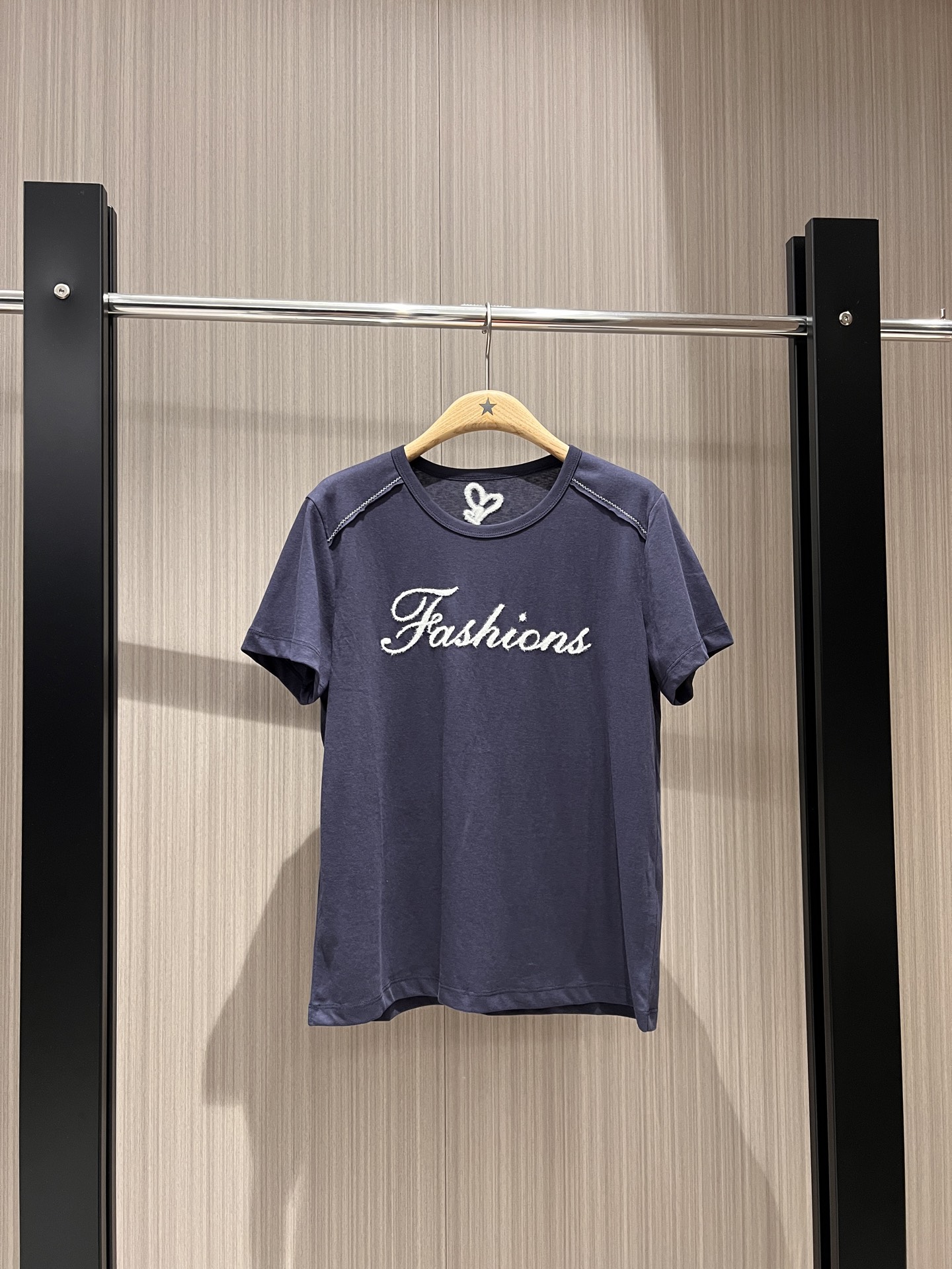 NO:318278,New Tian velvet embroidered splicing t-shirt back collar love simple casual versatile age-reducing dark blue white SML, tees, t-shirt, alexander wang19860909新款天丝绒刺绣拼接插肩T恤后领爱心 简约休闲 百搭减龄深蓝白色 SML,,tees，t-shirt,alexander wang,Women's clothing