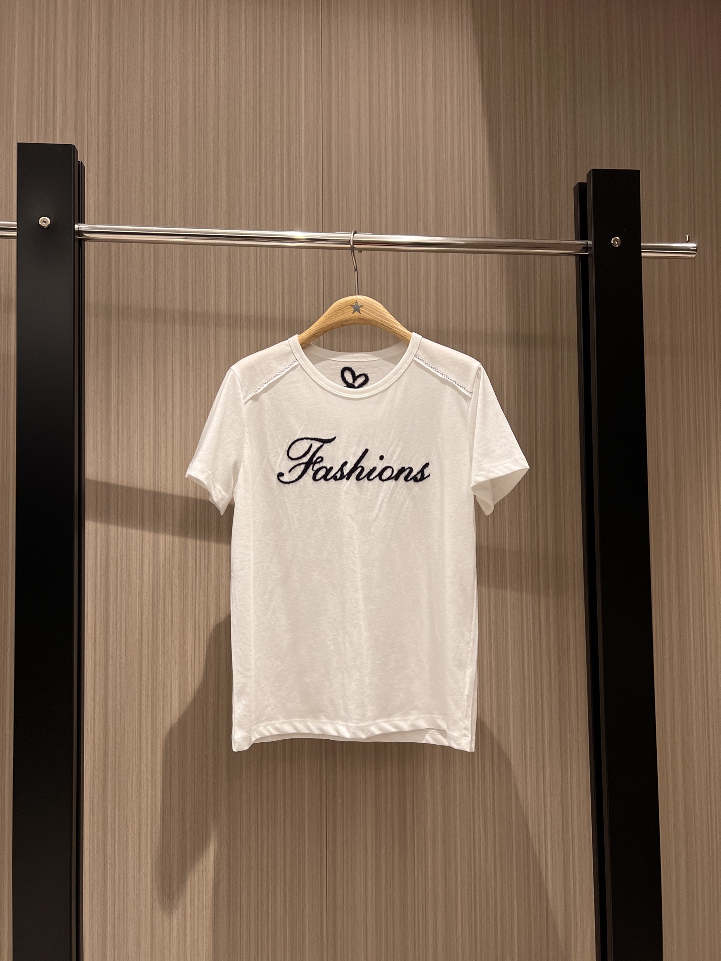 NO:318274,New Tian velvet embroidered splicing t-shirt back collar love simple casual versatile age-reducing dark blue white SML, tees, t-shirt, alexander wang19860909新款天丝绒刺绣拼接插肩T恤后领爱心 简约休闲 百搭减龄深蓝白色 SML,,tees，t-shirt,alexander wang,Women's clothing