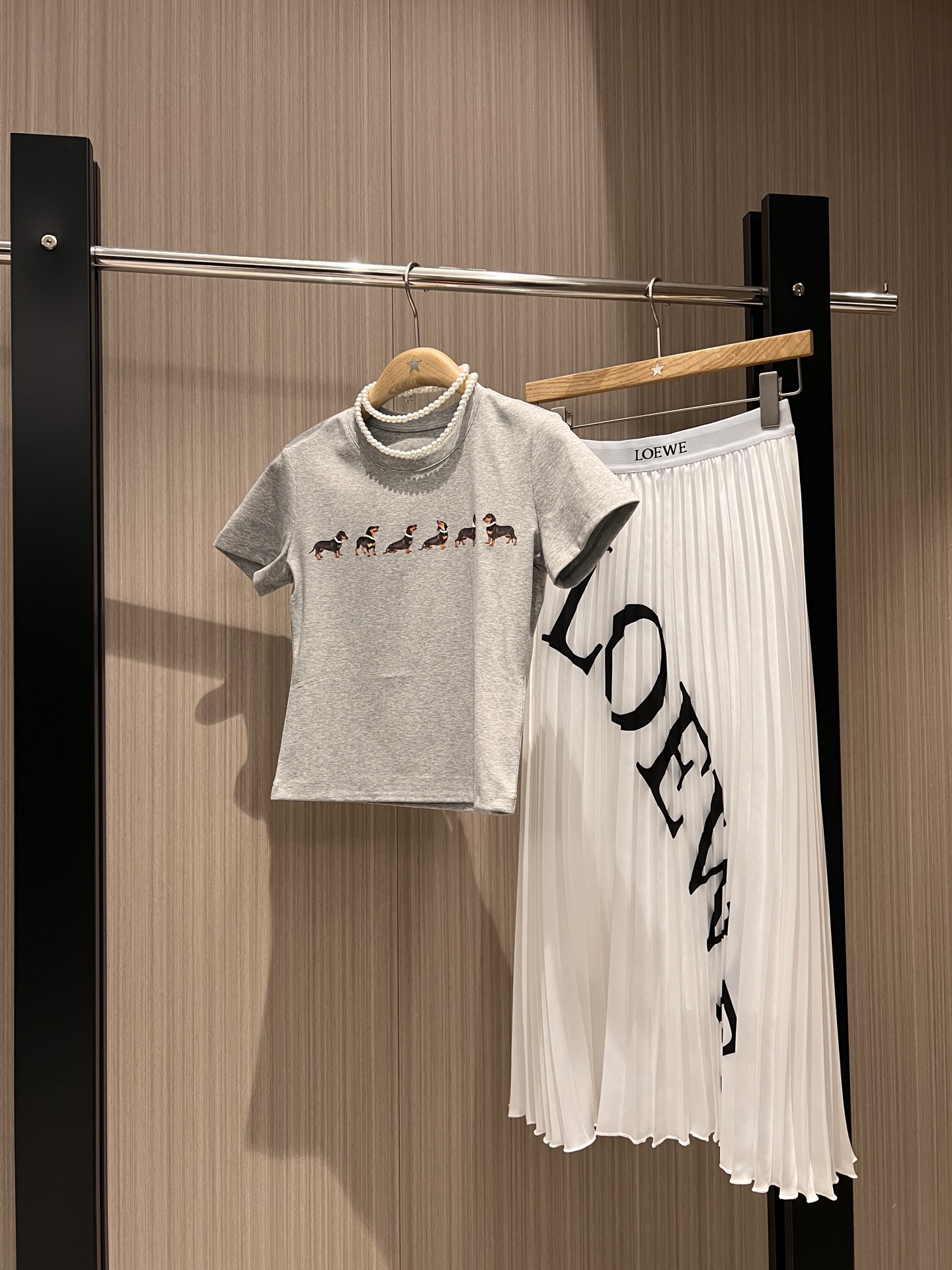 NO:318285,New positioning logo letter printed pleated skirt, jacquard logo webbing spliced ​​elastic waist design large long skirt, age-reducing versatile black and white SML, skirts, alexander wang19860909新款定位Logo字母印花百褶半裙 提花logo织带拼接松紧腰设计大摆长裙 减龄百搭黑色白色 SML,,skirts,alexander wang,Women's clothing