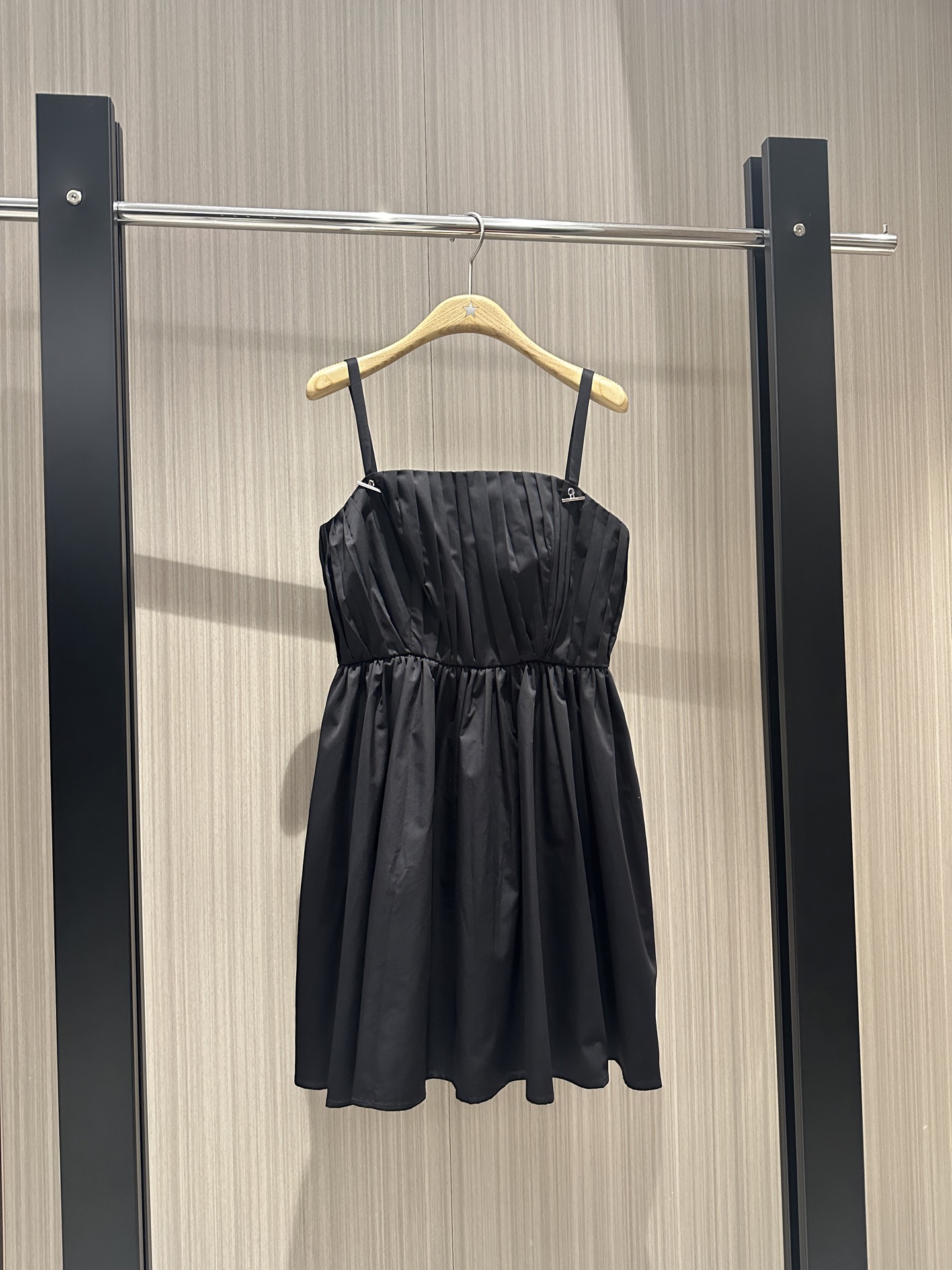 NO:411995,The new French strapless suspender dress, small black dress, heavy industry pleated waist-hugging, elegant and versatile temperament, pockets on both sides, sweet and age-reducing SML!  ,,skirts,alexander wang19860909新款来袭法式抹胸设计吊带连衣裙 小黑裙 重工褶皱收腰名媛优雅 气质百搭 两侧有口袋 甜美减龄SML ！,,skirts,alexander wang,Women's clothing