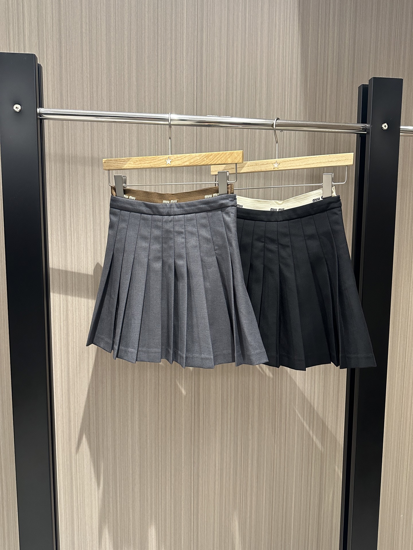 NO:329332,New style recommended fake two-piece design contrasting double-layer waist pleated skirt, skirt pants and shorts lining, miu style outfit, casual and versatile, age-reducing essential black gray SML,,miumiu, skirts, shorts, alexander wang19860909新款推荐假两件设计撞色双层腰百褶半裙 裙裤短裤内衬 miu式穿搭 休闲百搭 减龄必备 黑色灰色SML,,miumiu,skirts,shorts,alexander wang,Women's clothing