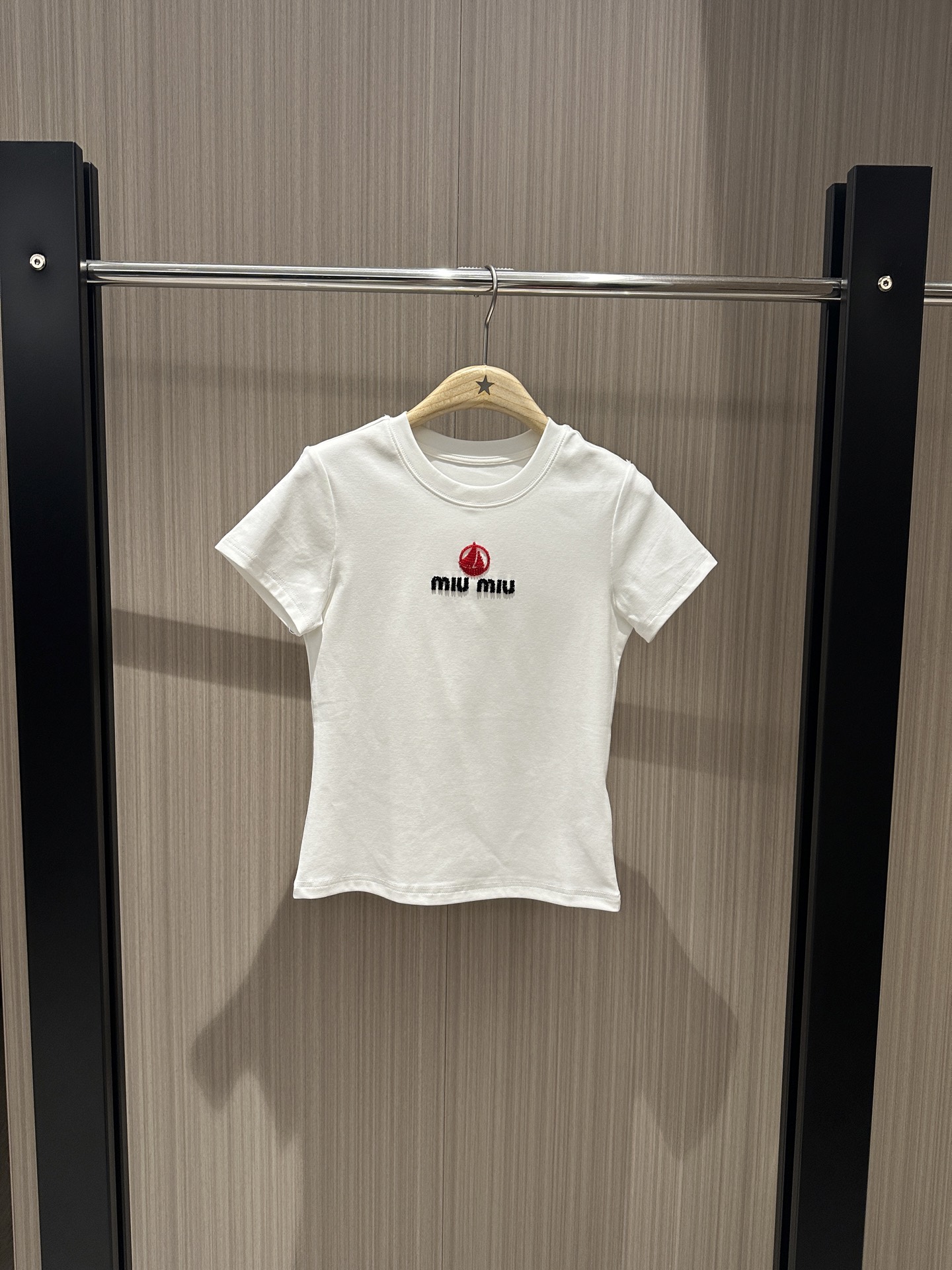 NO:331061,New sailing logo letters beaded T-shirt is minimalist and versatile. Small version is slim and age-reducing. Black and white. SML, tees, t-shirt, alexander wang19860909新款帆船logo字母钉珠T恤极简百搭 小版修身 减龄搭配黑色白色 SML,,tees，t-shirt,alexander wang,Women's clothing