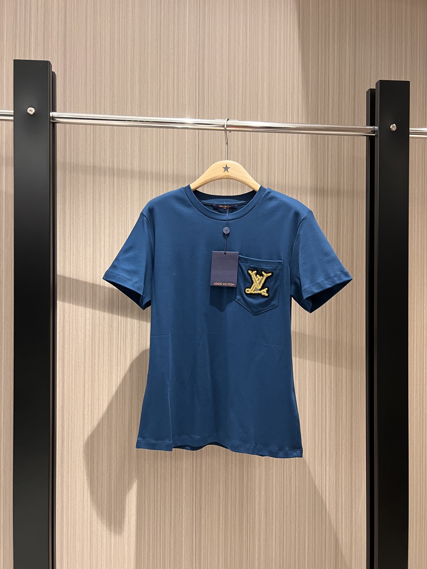 NO:327395,New embroidered badge logo pocket decorative T-shirt simple and casual versatile items blue and white SML, tees, t-shirt, alexander wang19860909新款刺绣徽章logo口袋装饰T恤简约休闲 百搭单品 蓝色白色SML,,tees，t-shirt,alexander wang,Women's clothing