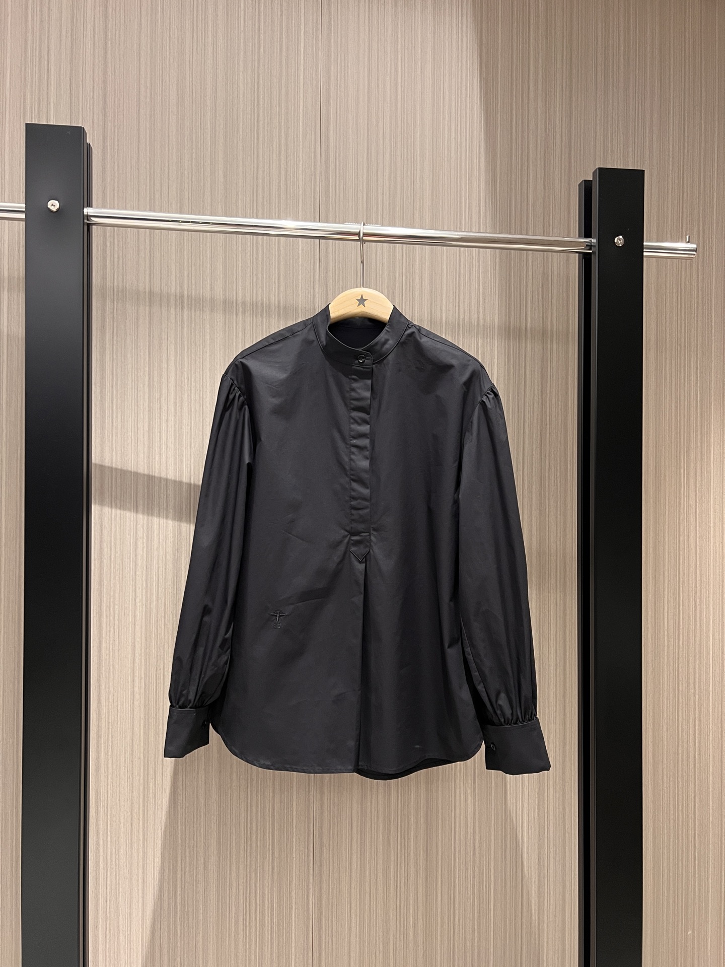 NO:331030,New stand-up collar puff sleeve loose shirt, rolled cuff design, classic embroidery CD little bee irregular hem, can be matched with belt and skirt and pants, celebrity temperament, black and white SML, skirts, alexander wang19860909新款立领泡泡袖宽松衬衣 卷边袖口设计经典刺绣CD小蜜蜂不规则下摆 可搭配腰带搭裙子裤子 名媛气质 黑白 SML,,skirts,alexander wang,Women's clothing