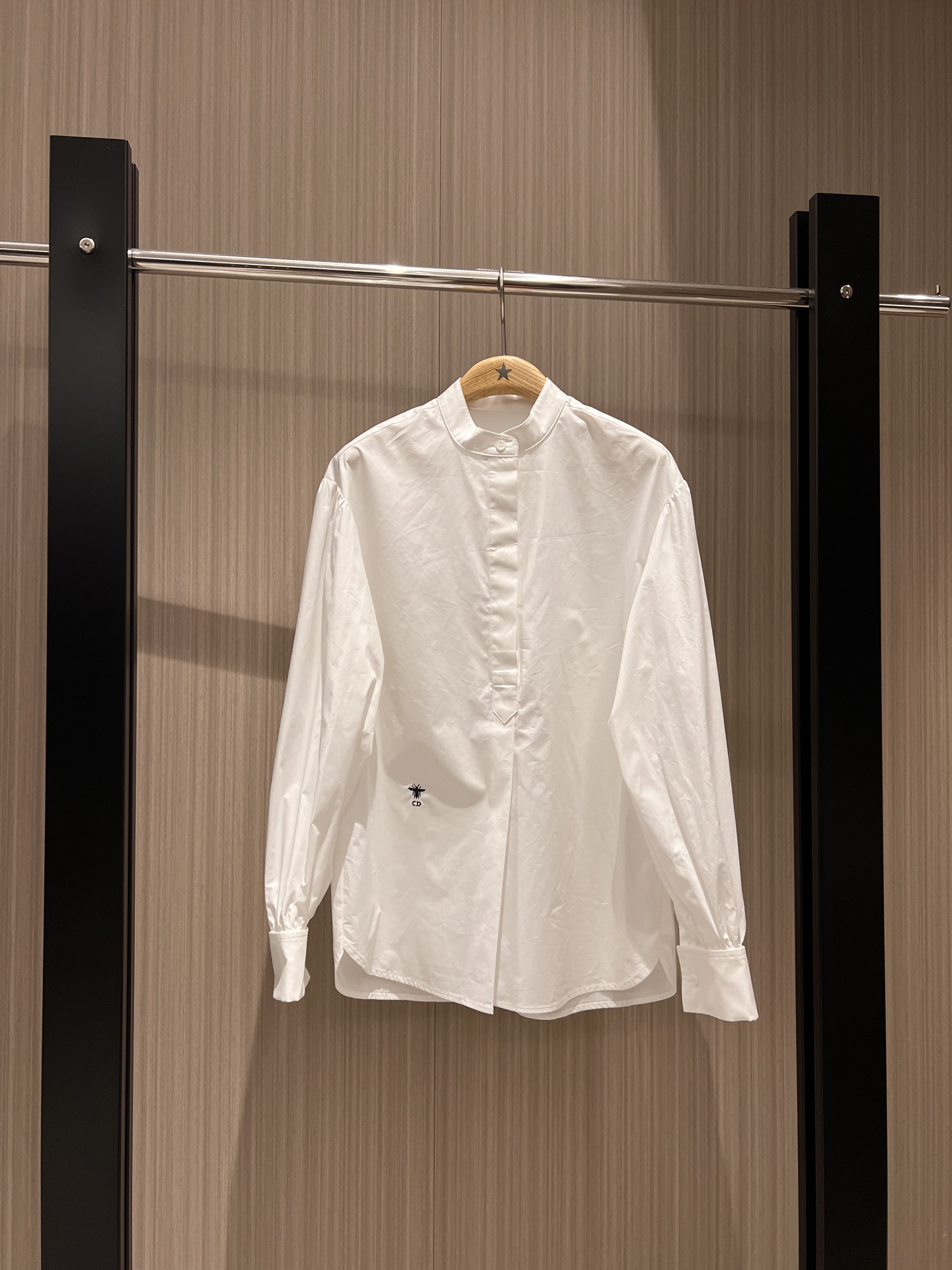 NO:331034,New stand-up collar puff sleeve loose shirt, rolled cuff design, classic embroidery CD little bee irregular hem, can be matched with belt and skirt and pants, celebrity temperament, black and white SML, skirts, alexander wang19860909新款立领泡泡袖宽松衬衣 卷边袖口设计经典刺绣CD小蜜蜂不规则下摆 可搭配腰带搭裙子裤子 名媛气质 黑白 SML,,skirts,alexander wang,Women's clothing