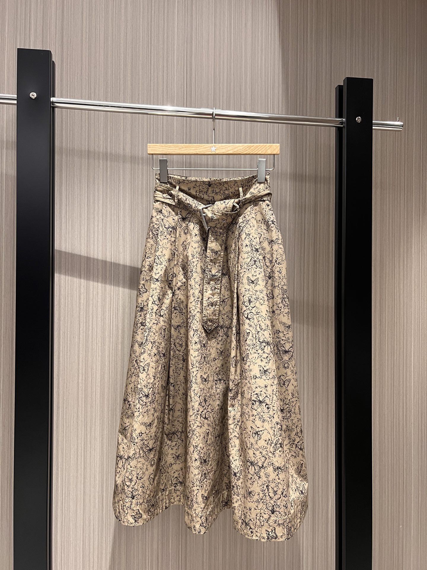 NO:329326,New retro butterfly printed skirt, delivery belt, A-shaped large sway on both sides of the pockets, essential SML for age reduction, skirts, alexander wang19860909新款复古蝴蝶印花半裙 配送腰带 两侧口袋装饰A字大摆 减龄必备SML,,skirts,alexander wang,Women's clothing