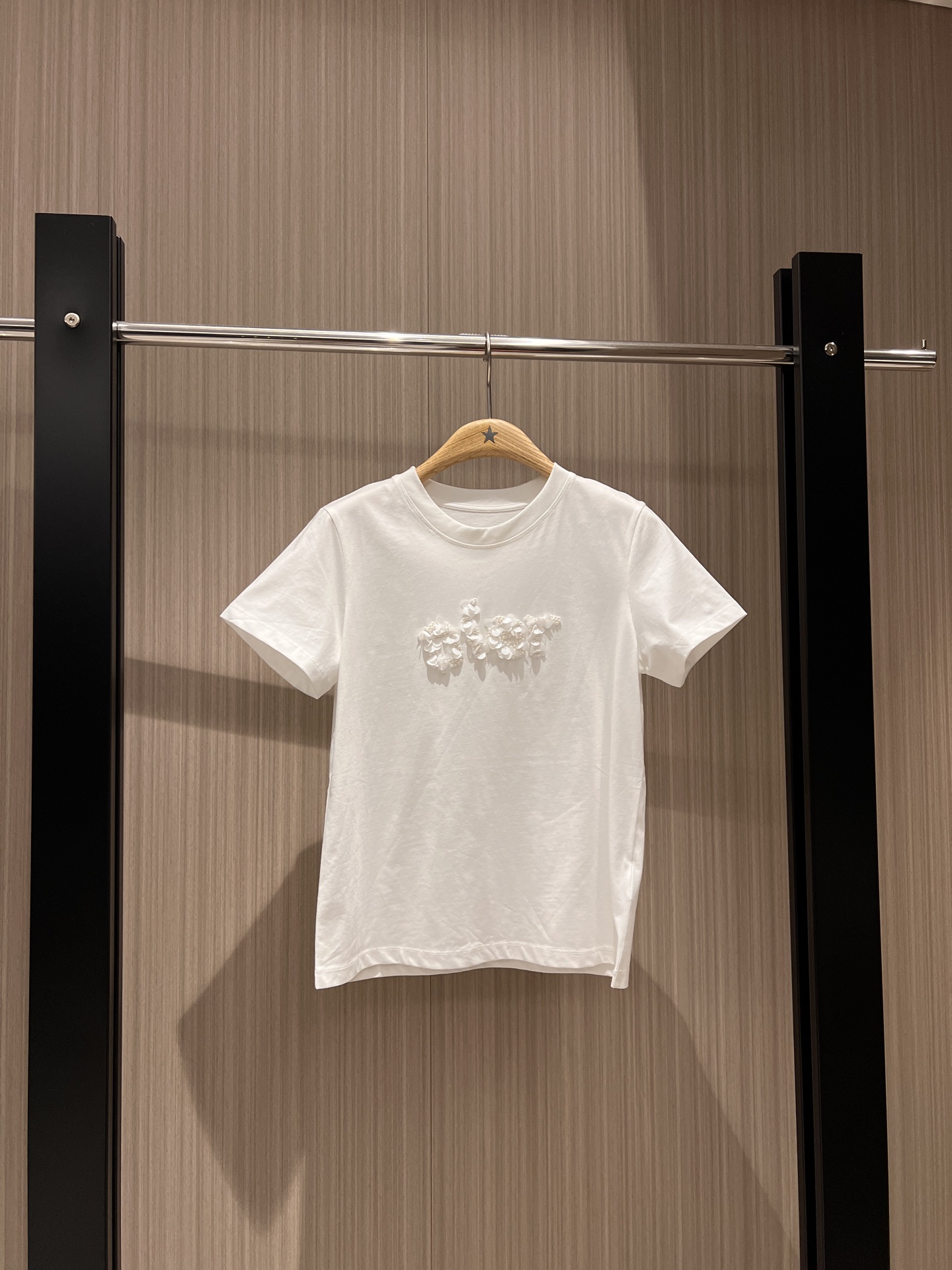 NO:332042,New handmade pearl flower sheet logo letter T-shirt heavy industry exquisite casual and versatile black and white SML, tees, t-shirt, alexander wang19860909新款手工钉珍珠花片logo字母T恤重工精致 休闲百搭黑白 SML,,tees，t-shirt,alexander wang,Women's clothing