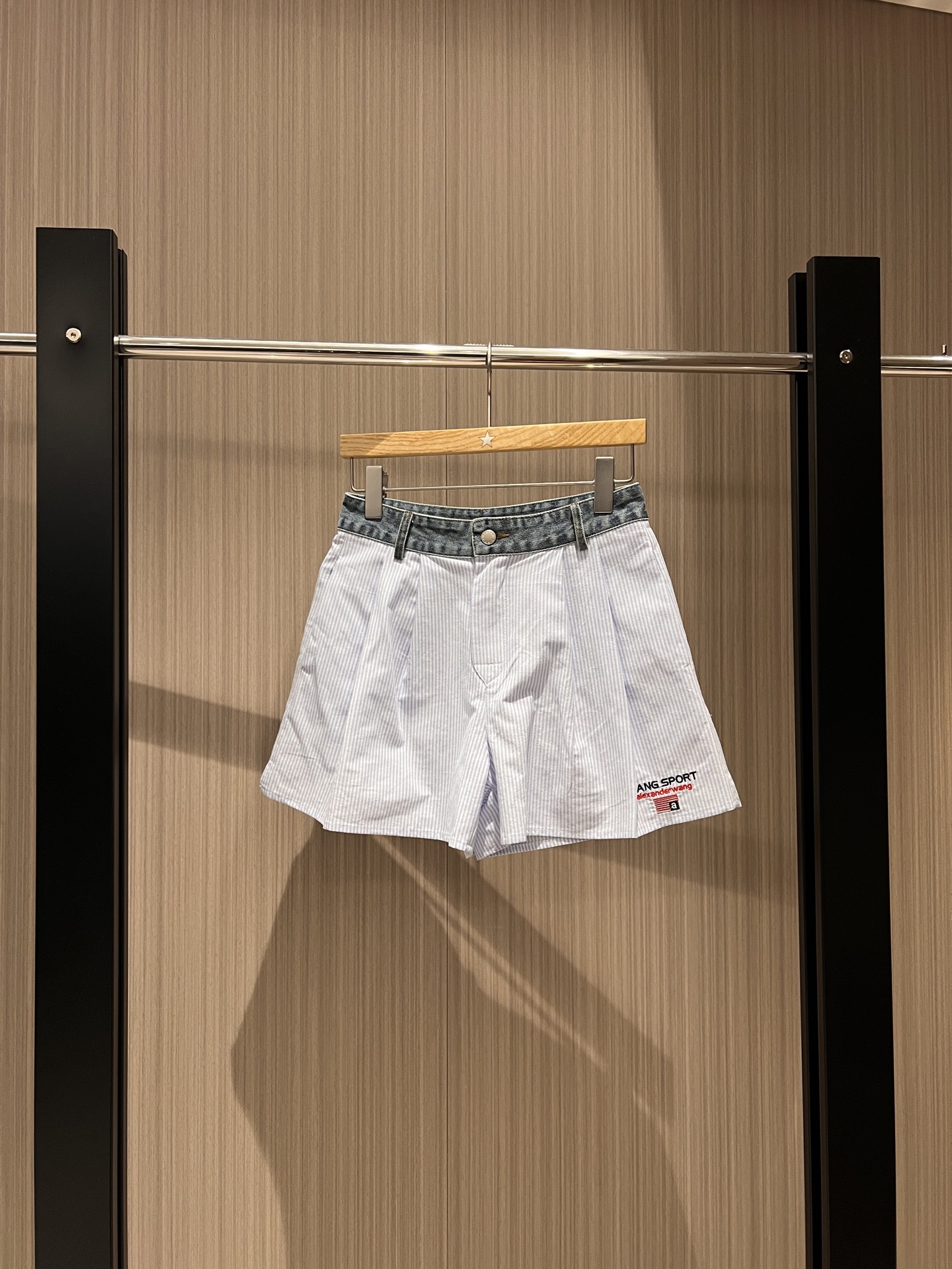 NO:329343,New style recommended kings spliced ​​denim waist oxford cloth wide-leg shorts skirt design embroidered classic logo letters casual loose slimming and age-reducing lazy essential stripes/white SML,,alexander wang,skirts,shorts,alexander wang19860909新款推荐大王 拼接牛仔腰头牛津布阔腿短裤 裙裤设计 刺绣经典logo字母休闲宽松 显瘦减龄 慵懒必备条纹/白色 SML,,alexander wang,skirts,shorts,alexander wang,Women's clothing