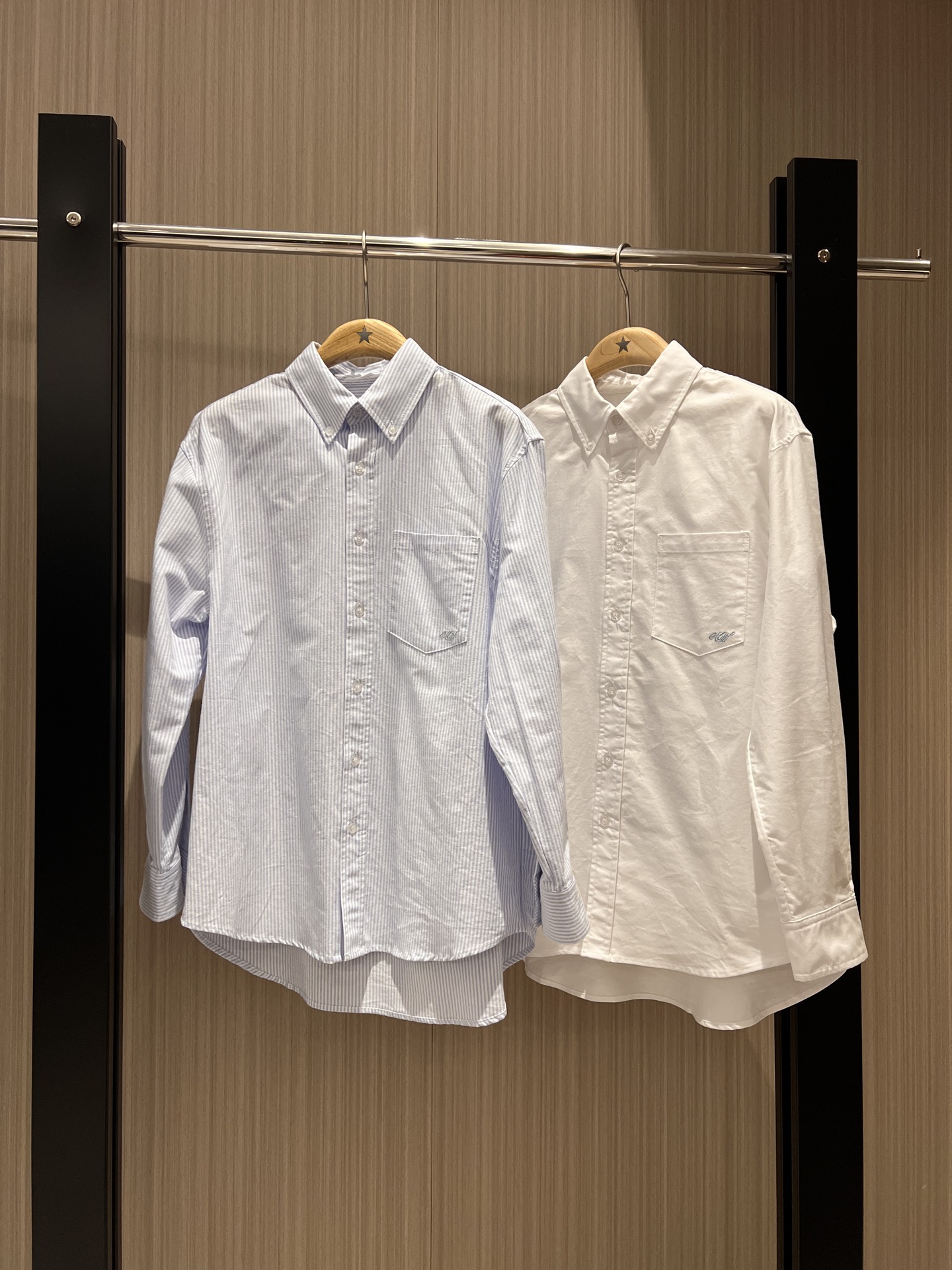 NO:329320,New style recommended king Simple loose Oxford cloth shirt Embroidered logo pocket decoration casual loose fashion age-reducing Lazy essential stripes/white SML,,alexander wang,alexander wang19860909新款推荐大王 简约宽松牛津布衬衣 刺绣logo口袋装饰休闲宽松 时尚减龄 慵懒必备条纹/白色 SML,,alexander wang,alexander wang,Women's clothing