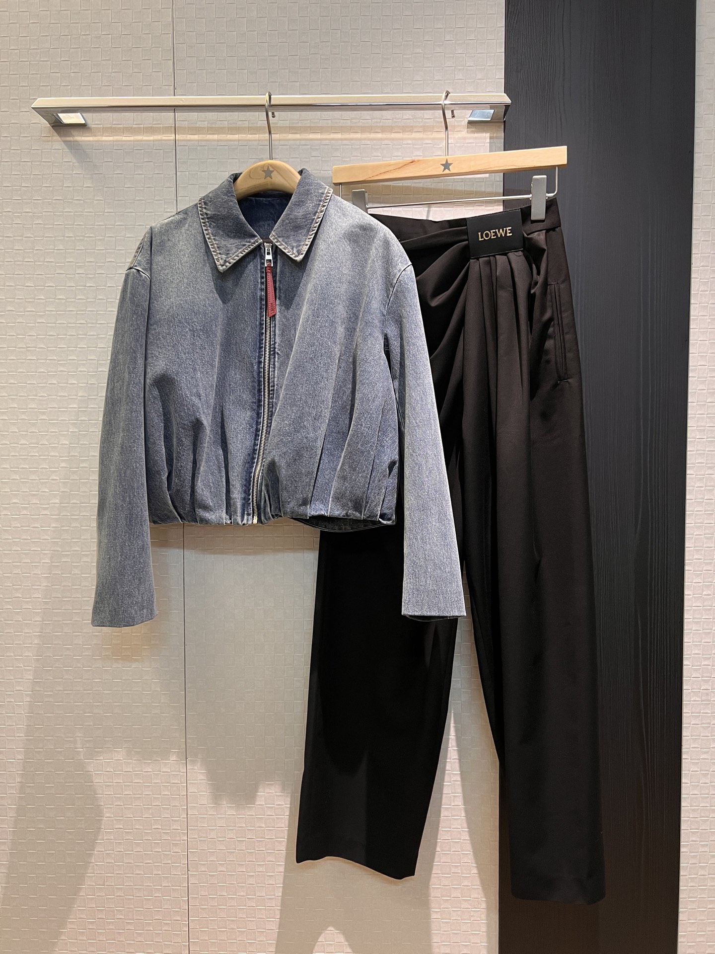 NO:332664,New Leaf Kids, catwalk style logo leather brand decoration pleated design wide-leg pants, casual pants, handsome street-blooded walking style, age-reducing versatile black brown SML,,alexander wang19860909新款叶童 走秀款 logo皮牌装饰褶皱设计阔腿裤 休闲裤帅气炸街 走路带风 减龄百搭黑色咖色 SML,,alexander wang,Women's clothing