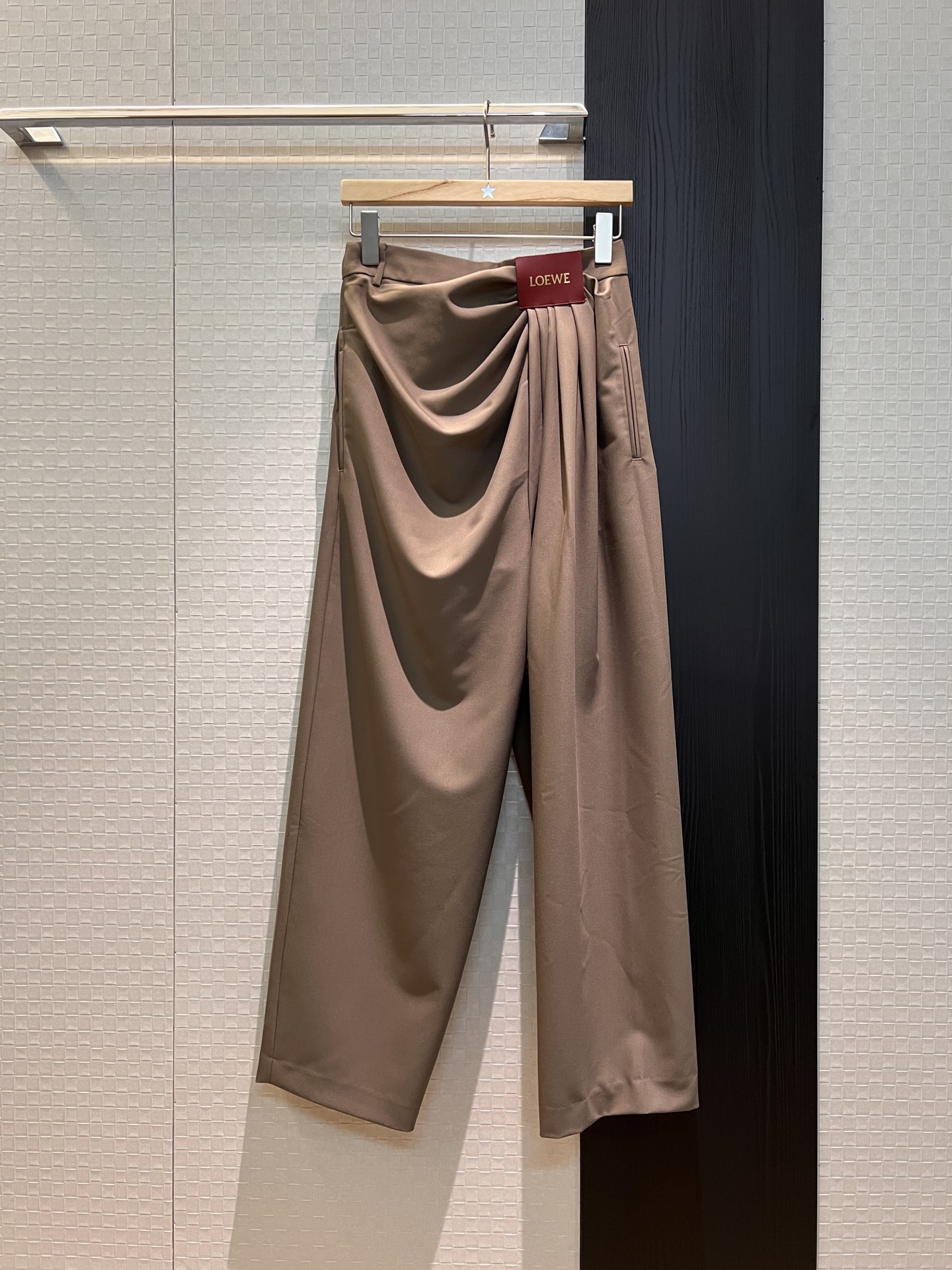 NO:332668,New Leaf Kids, catwalk style logo leather brand decoration pleated design wide-leg pants, casual pants, handsome street-blooded walking style, age-reducing versatile black brown SML,,alexander wang19860909新款叶童 走秀款 logo皮牌装饰褶皱设计阔腿裤 休闲裤帅气炸街 走路带风 减龄百搭黑色咖色 SML,,alexander wang,Women's clothing