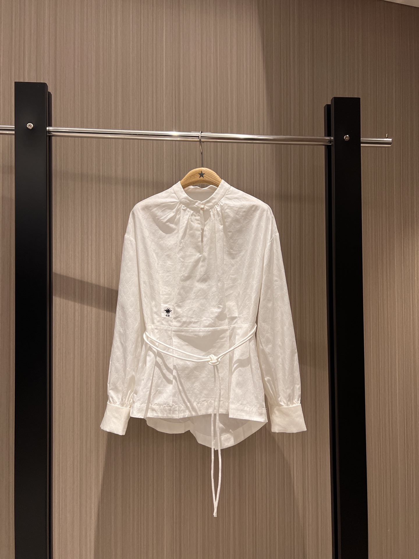 NO:331045,New rattan checked jacquard stand collar long sleeve shirt CD pearl button decoration with hollow waist rope decoration on chest waist slimming waist, irregular hem, embroidered bee, fashion brand SML, alexander wang19860909新款藤格纹提花立领长袖衬衣CD珍珠扣装饰 胸前镂空系腰绳装饰 收腰显瘦 拼接收腰不规则下摆 刺绣小蜜蜂 时尚大牌 SML,,alexander wang,Women's clothing