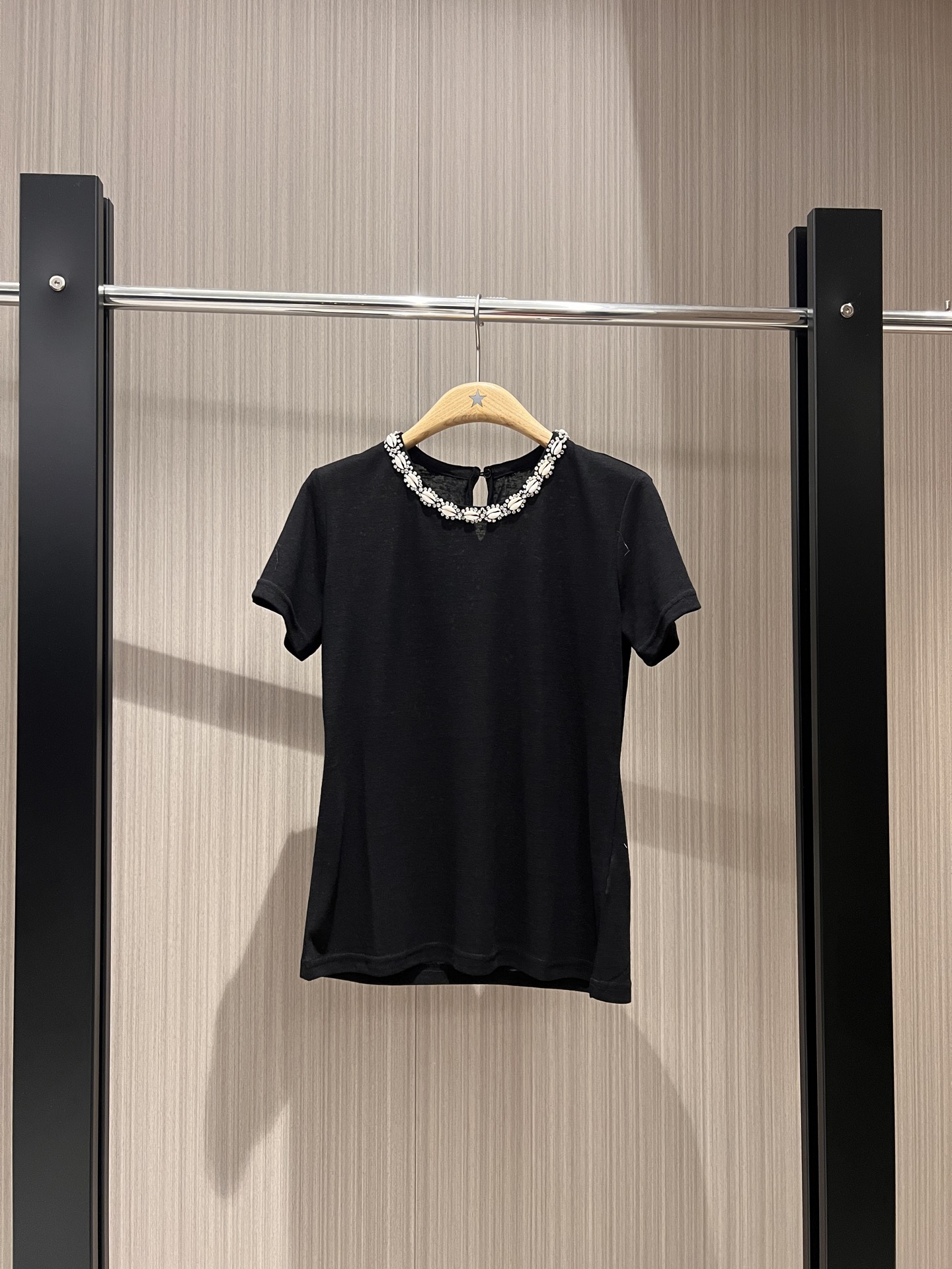 NO:327389,New neckline heavy industry diamond-inlaid handmade shell decoration minimalist T-shirt rolled sleeve design Bamboo joint cotton casual age-reducing exquisite and versatile black and white SML, tees, t-shirt, alexander wang19860909新款领口重工镶钻手工贝壳装饰极简T恤卷边袖设计 竹节棉 休闲减龄精致百搭 黑白 SML,,tees，t-shirt,alexander wang,Women's clothing