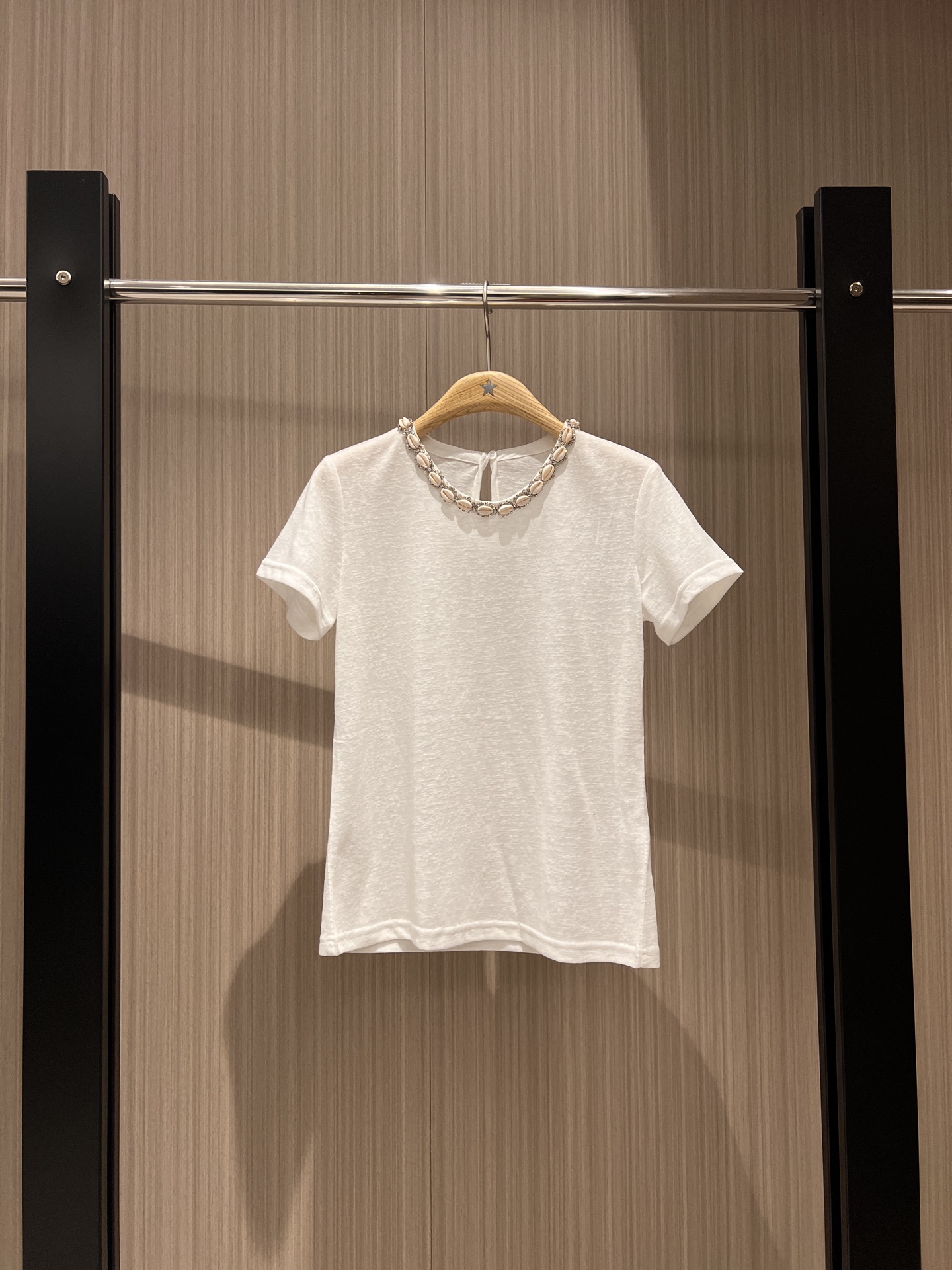 NO:327393,New neckline heavy industry diamond-inlaid handmade shell decoration minimalist T-shirt rolled sleeve design Bamboo joint cotton casual age-reducing exquisite and versatile black and white SML, tees, t-shirt, alexander wang19860909新款领口重工镶钻手工贝壳装饰极简T恤卷边袖设计 竹节棉 休闲减龄精致百搭 黑白 SML,,tees，t-shirt,alexander wang,Women's clothing