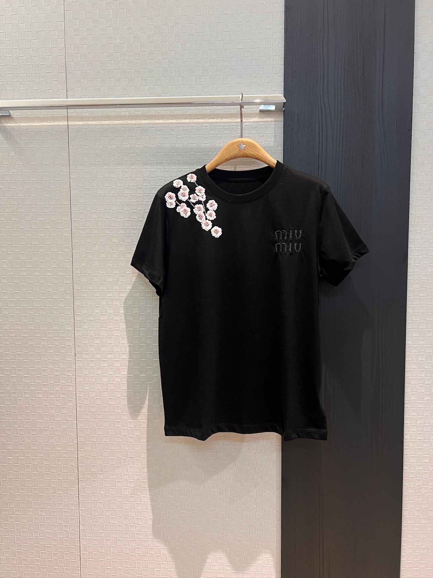 NO:332282,New heavy industry bead sequin plum blossom T-shirt chest embroidery logo simple and casual hand-sewn black and white SML, tees, t-shirt, alexander wang19860909新款重工钉珠亮片梅花T恤胸前刺绣logo 简约休闲 手工缝制黑色白色 SML,,tees，t-shirt,alexander wang,Women's clothing