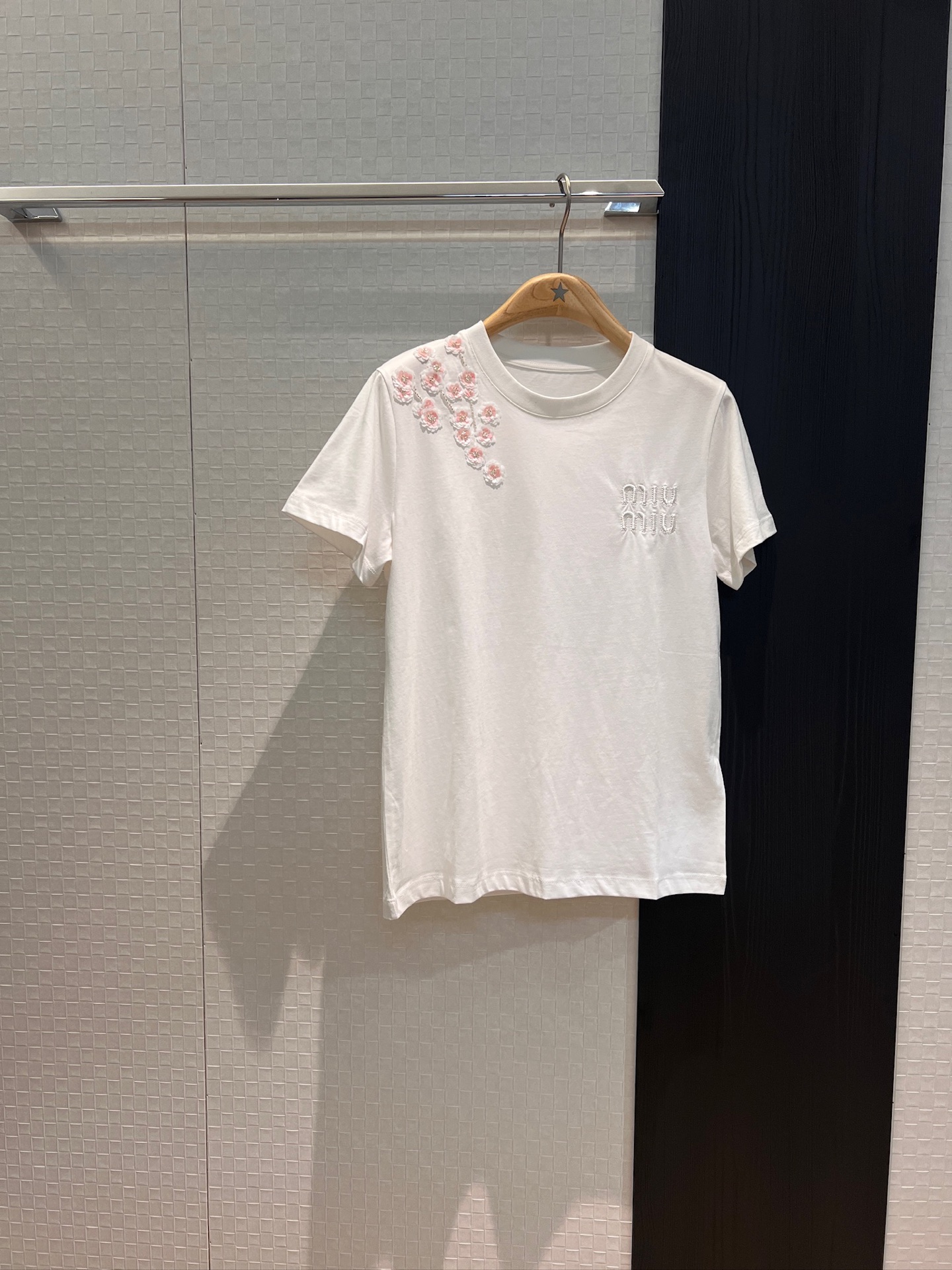 NO:332288,New heavy industry bead sequin plum blossom T-shirt chest embroidery logo simple and casual hand-sewn black and white SML, tees, t-shirt, alexander wang19860909新款重工钉珠亮片梅花T恤胸前刺绣logo 简约休闲 手工缝制黑色白色 SML,,tees，t-shirt,alexander wang,Women's clothing