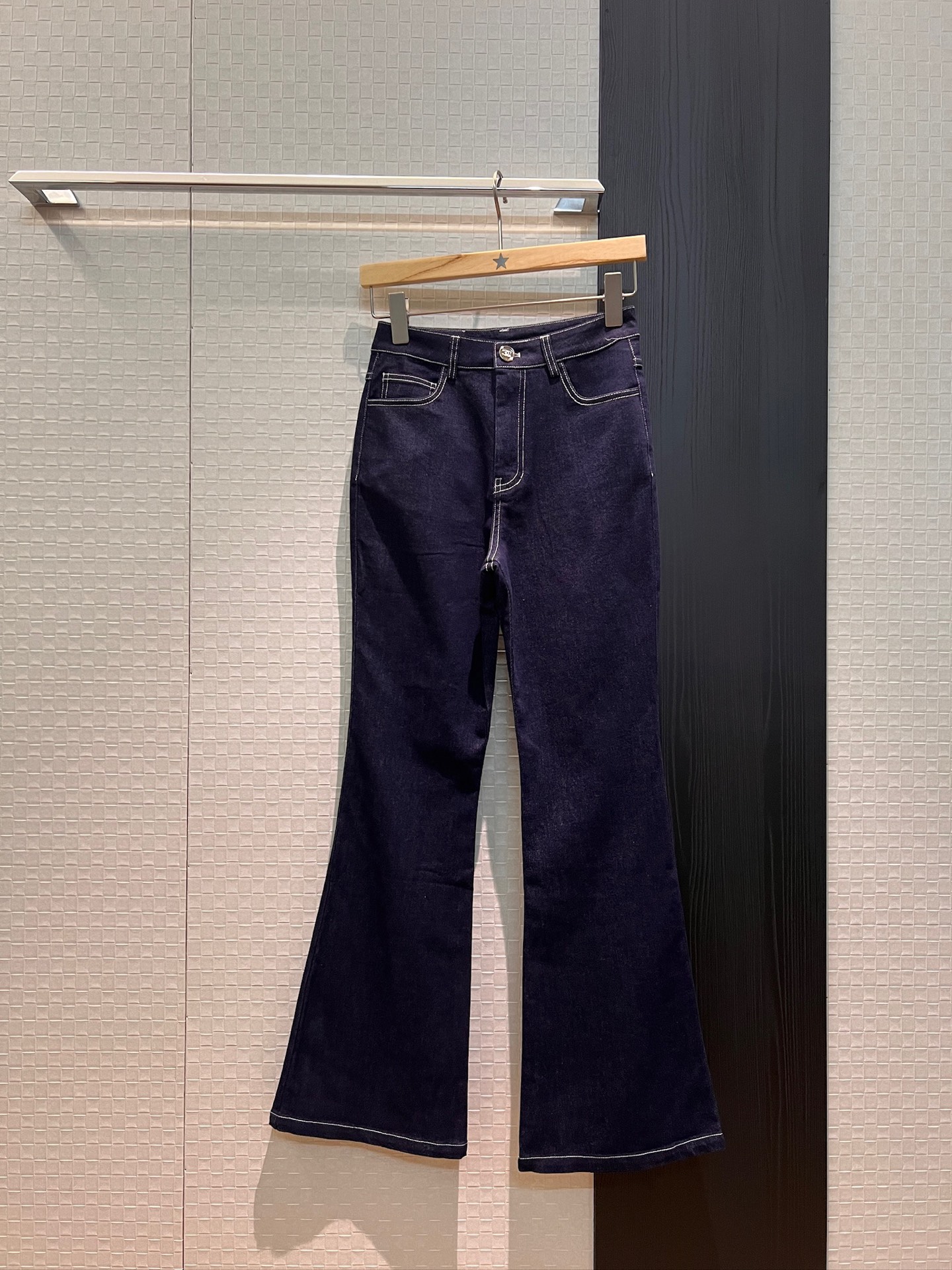 NO:332059,The new model is coming to minimalist dark blue double C pocket flare jeans, slim and slim, classic retro and versatile, not picky. SML, jeans, alexander wang19860909新款来袭极简深蓝双C口袋喇叭牛仔裤修身显瘦 经典复古百搭不挑人 SML,,jeans,alexander wang,Women's clothing