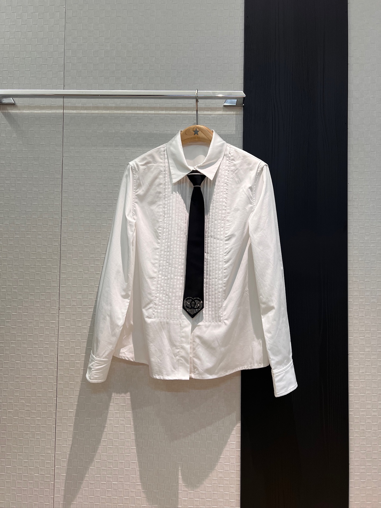 NO:423394,New style of hot diamond double C tie decoration, strip design shirt with mold opening flower buckle sweet and cool versatile, handsome and age-reducing SML, ties, alexander wang19860909新款烫钻双C领带装饰 打条设计衬衣开模花朵扣甜酷百搭 帅气减龄 SML,,ties,alexander wang,Women's clothing