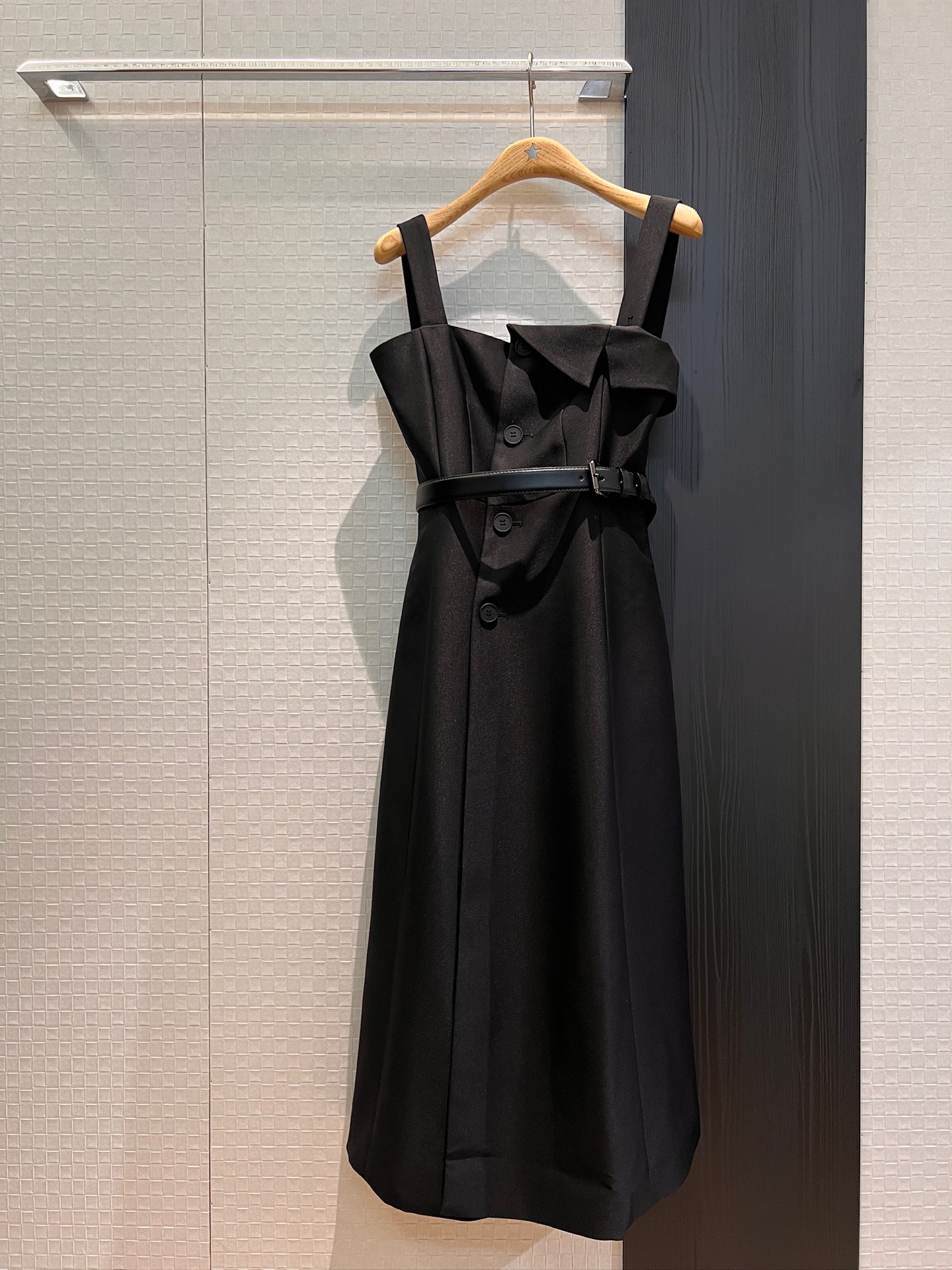 NO:433695,The new style of the rushing catwalk week is the same. Two-wear design. Asymmetric suspender dress. Small dress. Single-side suspender removable delivery belt decoration. Both sides of the pockets. The heroine of the daughter. Black and white. S-XL, skirts, alexander wang.19860909新款冲冲走秀周也同款 两穿设计 不对称吊带连衣裙小礼服长裙 单边吊带可拆卸配送腰带装饰 两侧口袋 千金大女主 黑色白色 S-XL,,skirts,alexander wang,Women's clothing