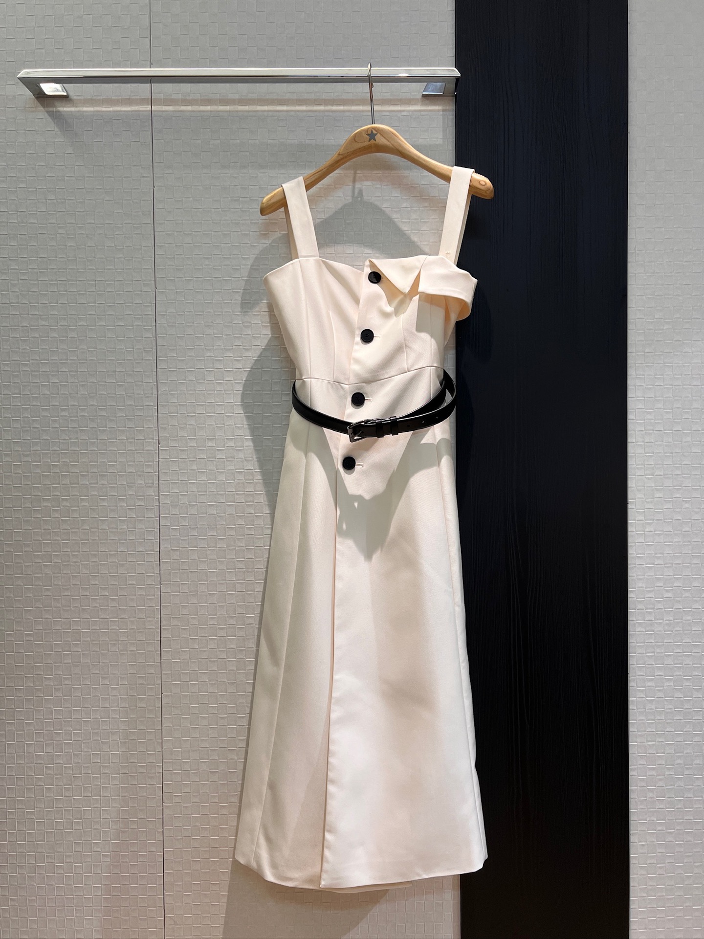 NO:433672,The new style of the rushing catwalk week is the same. Two-wear design. Asymmetric suspender dress. Small dress. Single-side suspender removable delivery belt decoration. Both sides of the pockets. The heroine of the daughter. Black and white. S-XL, skirts, alexander wang.19860909新款冲冲走秀周也同款 两穿设计 不对称吊带连衣裙小礼服长裙 单边吊带可拆卸配送腰带装饰 两侧口袋 千金大女主 黑色白色 S-XL,,skirts,alexander wang,Women's clothing