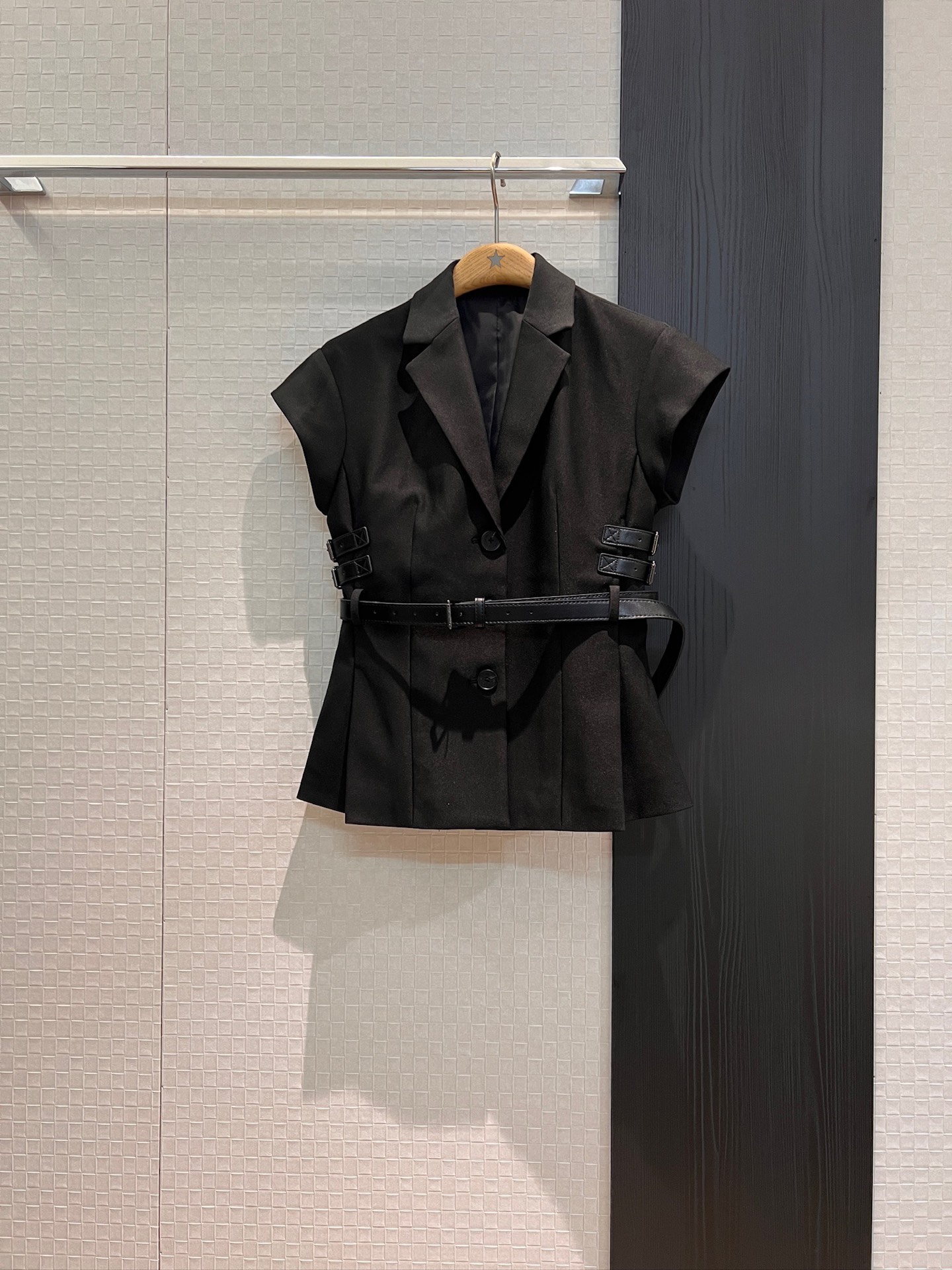 NO:327375,New style recommended show style, same style as Kuang Lingling, three-dimensional waist-hugging suit collar short-sleeved top belt buckle design, waist-hugging cool delivery belt decoration, fashionable and capable casual and touching queen black and white SML, T-shirt, business suit, alexander wang19860909新款推荐秀款 邝玲玲同款 立体收腰西装领短袖上衣系皮带扣设计 收腰酷辣配送腰带装饰 时尚干练 休闲百摸御姐女王 黑色白色 SML,,T-shirt,business suit,alexander wang,Women's clothing