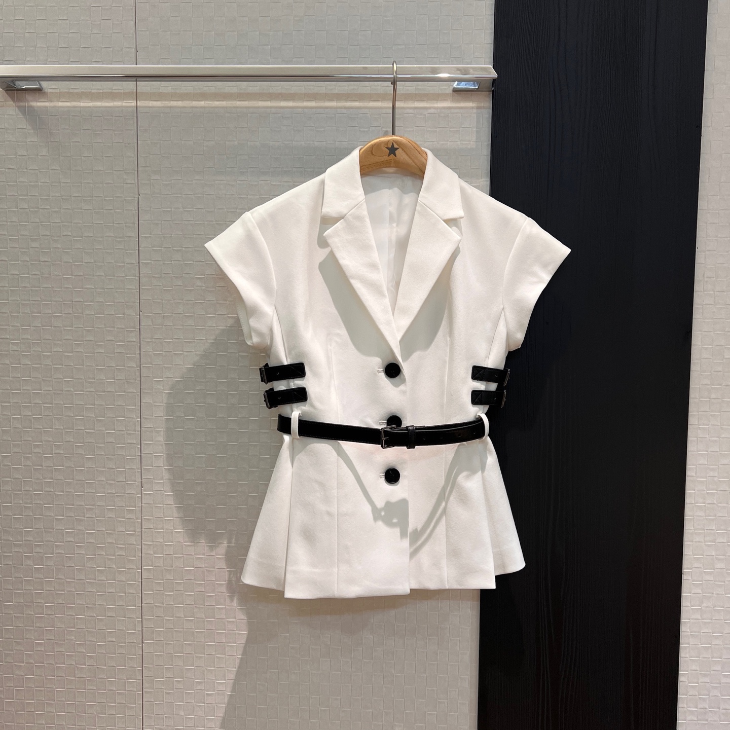 NO:327381,New style recommended show style, same style as Kuang Lingling, three-dimensional waist-hugging suit collar short-sleeved top belt buckle design, waist-hugging cool delivery belt decoration, fashionable and capable casual and touching queen black and white SML, T-shirt, business suit, alexander wang19860909新款推荐秀款 邝玲玲同款 立体收腰西装领短袖上衣系皮带扣设计 收腰酷辣配送腰带装饰 时尚干练 休闲百摸御姐女王 黑色白色 SML,,T-shirt,business suit,alexander wang,Women's clothing